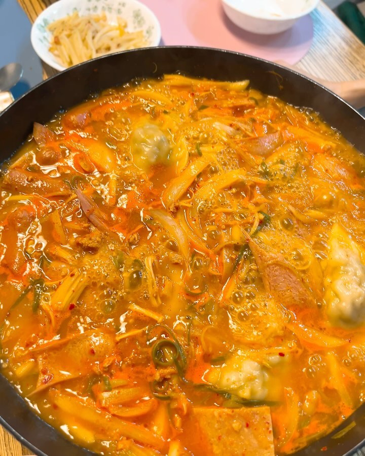 #협찬 #리뷰노트
#흥남부두 #부대찌개 

❤️대전의 아들~ 노은동의 아들! 콩이가 사는 동네😘😘 유성구 지족동에 있는 ”흥남부두“를 소개합니당 >.<
❤️부대찌개 맛집! 가성비 가심비 최고!! 사장님도 너무 친절하셔서 안 갈수 없당🤣🤣
❤️대전에 여러 지점을 두고 있는 체인인데, 지족이 본점이에요
❤️뚝배기 부대찌개 2~3인분 (15.9)- 햄, 소세지, 만두, 각종 야채가 듬뿍 들어가 있고, 라면 사리도 따로 챙겨 주시는데, 부찌는 무조건 라면사리에❤️밥 추가죵
❤️매장에서 1인 1주문시, 밥과 라면 사리가 무한리필 🍚🍚 요즘같은 고물가시대에 흥남부두는 사랑😍😍
—————————————————————————————
📌흥남부두 본점 (goh_gi_seok )
 [위치] 대전광역시 유성구 지족동 1097-3
 [운영] 11:00 - 21:00
 [문의] 0507-1308-1097
—————————————————————————————
#지족동맛집 #유성구맛집 #반석동맛집 #흥남부두 #노은동맛집 #반석동맛집 #부대찌개 #흥남부두본점 #흥남부두지족동 #대전맛집