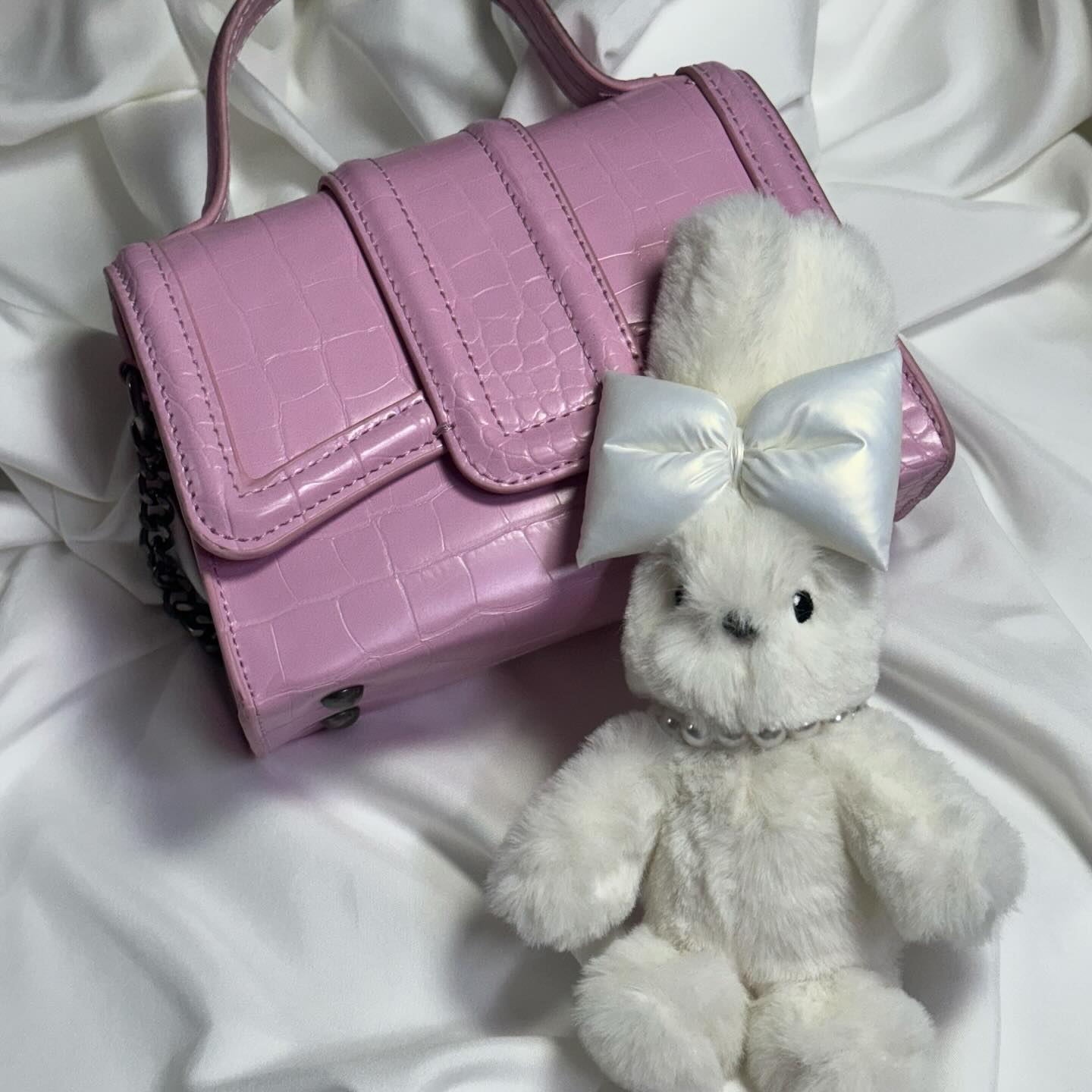 키링계의 힙수니 로바니🐰🤍

로코유에서 너무 예쁜 토끼키링을 보내주셨어요

백팩이나 에코백에도 넘 찰떡인데 제 기준 베스트는 색감 있는 미니백🩷🤍 넘 찰떡 아닌가요.ᐟ.ᐟ 
귀여운데 촉감까지 보슬보슬해서 만지다가 때탈듯한 너낌,, 👀
최근에는 한정판 블랙 에디션까지 오픈 했다는데 귀여운 키링 찾는분들 당장 달려가세요🙋‍♀️🏃‍♀️

#광고 #제품제공 #로코유 #로바니 #토끼키링 #가방키링 #인형 #코디템 #오오티디 #rovanni #키링 #토끼인형