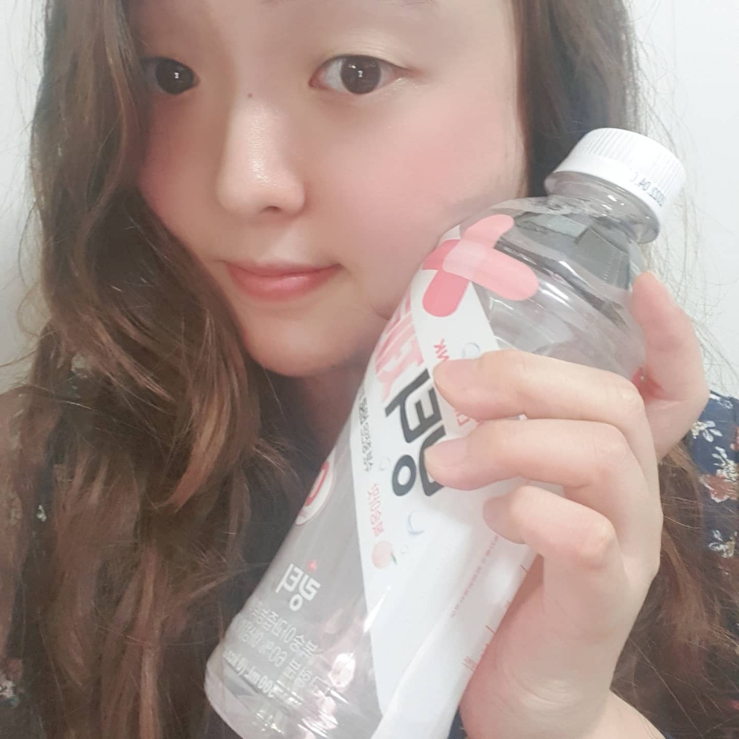 #광고

원래 분말 형태로 많이 타마시던 제품인데
편의점에 들어왔다는 소식을 듣고 바로 먹어봤당!
미스트롯2에도 많이 보이고 TV광고로도 봤었는데 편의점에 가니 바로 있어서 가볍게 구매~

분말로 타마실 때는 물양 조절도 조금 귀찮고 가끔 분말을 흘릴 때도 있었는데
요렇게 페트병으로 판매하니 넘 편하고 언제든 편의점에서 사마실 수 있어 더 좋은듯 ㅎㅎ
진짜 더운 여름 날 수분 보충하기 딱인 느낌~

비슷한 느낌의 음료들은 마셨을 때 끝맛으로 단 느낌이 입안에 맴도는데
링티제로는 그런 느낌 없이 깔끔하고 달달해서 더 만족~
제로칼로리라 많이 마셔도 칼로리 걱정없이 먹을 수 있고
복숭아향과 맛이 진하게 느껴져 맛있으면서도 깔끔한 질리지않는 맛!
올 여름 내 최애 음료는 링티제로~
최애는 복숭아지만 즐겨먹던 링티레몬맛도 요렇게 페트로 나왔으면 좋겠당…★

#링티제로 #제로칼로리 #수분충전음료 #무설탕음료 #편의점 #편의점간식 #CU #편의점음료 #편의점신상

lingteazero

“이 게시물은 ㈜링티로부터 제품 협찬을 받고 실제로 마셔본 후 작성한 후기입니다”