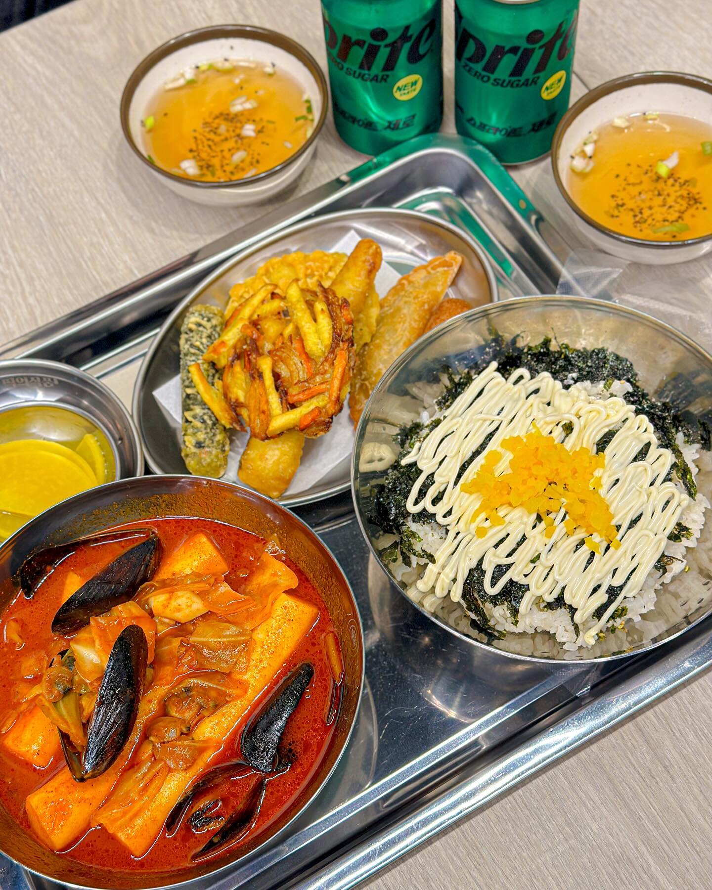 #협찬 #떡의작품가래떡볶이용인흥덕점 

쫄깃쫄깃 가래떡볶이 맛집
’떡의작품 가래떡볶이 용인흥덕점‘ 

✅ 해짬떡
✅ 모듬튀김
✅ 셀프주먹밥

당일 뽑은 100% 쌀 가래떡이라
쫄깃쫄깃함이 대박 미쳤어😮
🔥 불맛폭발 얼큰한 국물이랑 떡이랑
같이 떠서 먹으면 시원한 맥주 생각이 절로!

바삭하게 잘 튀겨진 튀김은
떡볶이 국물에 콕 찍어 먹으면 그저 행복
매콤할때 하나씩 먹으면 더 맛있는 
셀프 주먹밥까지 완벽해👏
⠀

📍경기 용인시 기흥구 흥덕2로87번길 18 이씨티 B동 122호
월~일 12:00 - 23:00 / 매주 토요일 휴무
주차 가능
⠀

#떡의작품 #떡작 #용인맛집 #용인떡볶이 #해짬떡 #짬뽕떡볶이 #해물짬뽕떡볶이 #해물떡볶이 #가래떡볶이