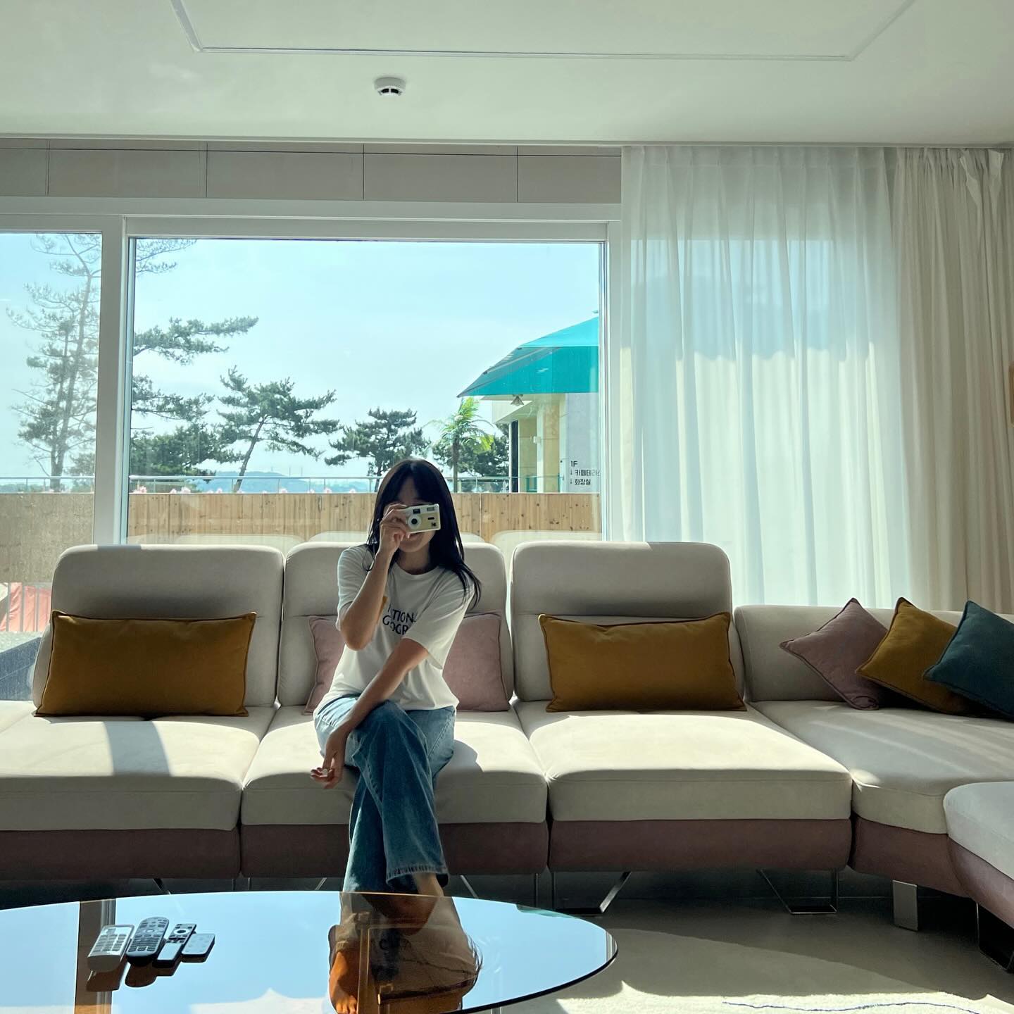 아날로그 감성 가득한 코닥 필름카메라 울트라 F9 
색상은 옐로 &블랙 , 다크그린&화이트 , 딸기우유색 ,베이지
4 가지 색상중 베이지색으로 픽 !! 

여행갈때 가볍게 들고가기도 좋고 사용방법도 간다한데요 !! 
튼튼하고 고급스러운 디자인으로 선물용으로도 넘 좋은 필카로
추억 많이 담고 와야지 🤍

 #협찬 #코닥 #카메라 #필름카메라 #다회용카메라 #코닥필름카메라 #아날로그 #코닥카메라 #필카 Kodak_mall
