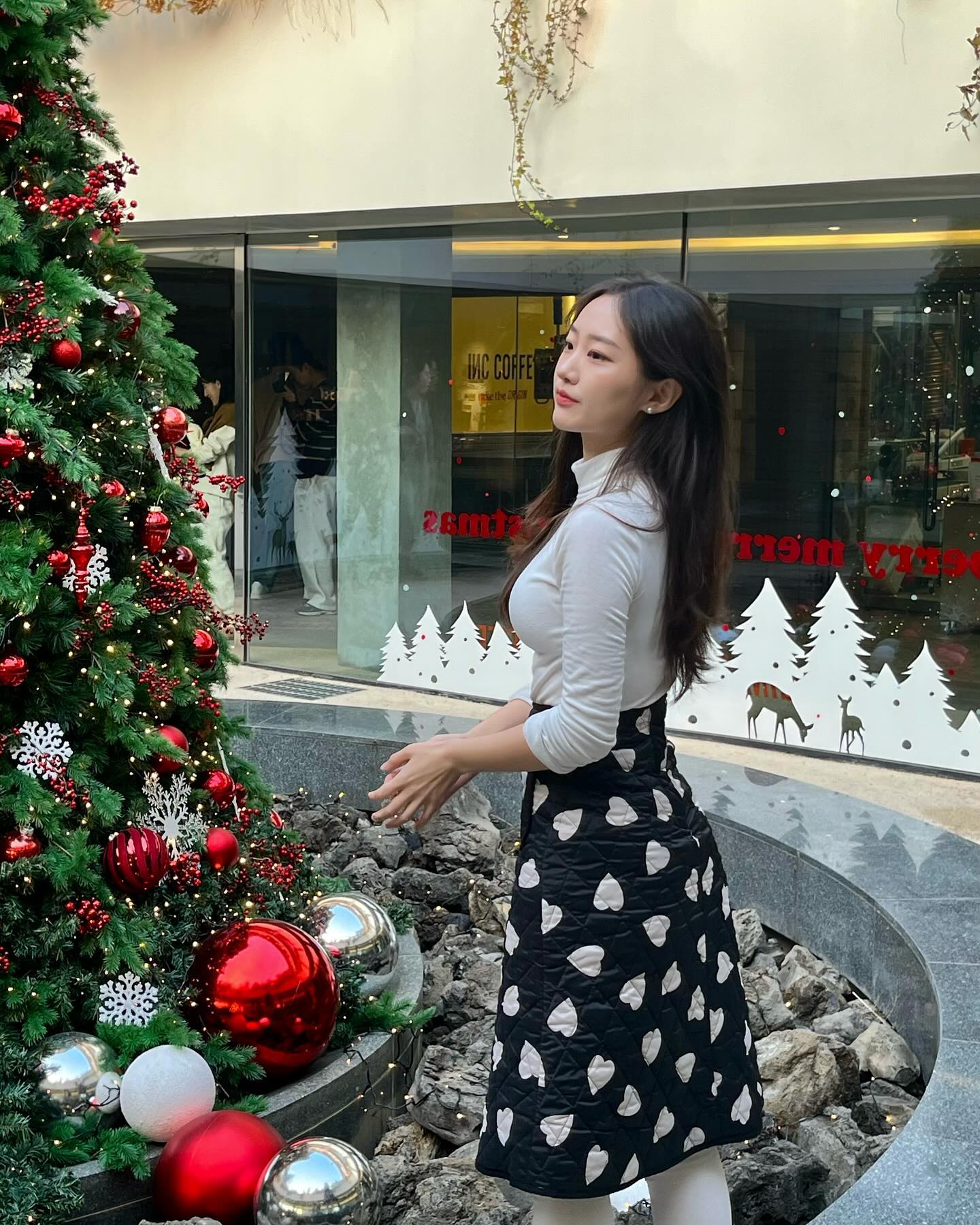 ♥️🍰🥯 연말 딸기케이크랑 따끈한 베이글 ო̤̫ 사진 찍을 생각 없었는데 트리보자마자👀

•
#크리스마스포토존#크리스마스명소#크리스마스카페#인크커피#서울카페#서울카페추천#디저트맛집#1일1카페#트리#크리스마스#lfl#fff