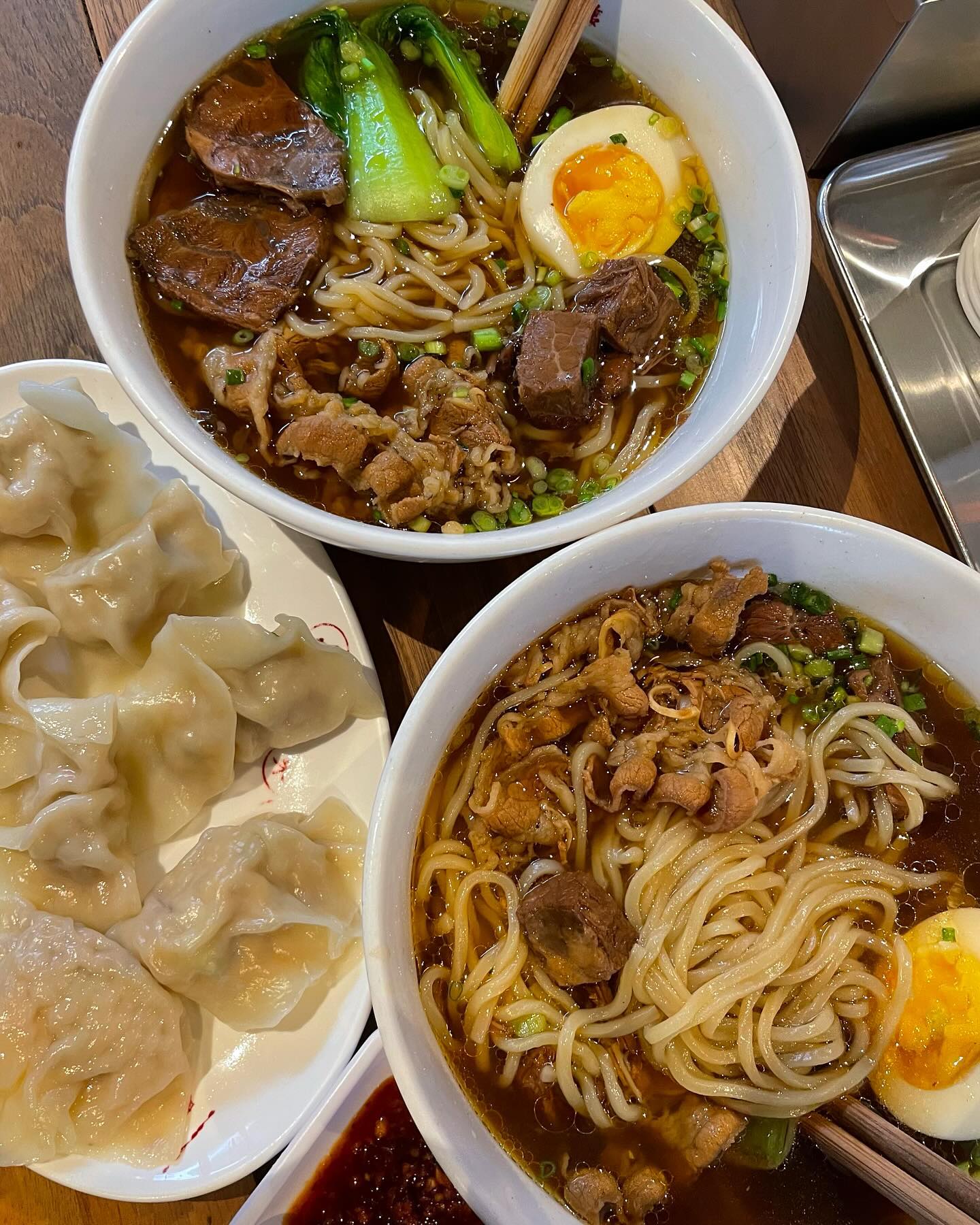 🧂우육면관 광화문점
대만에서 먹었던것보다 더 맛있는 우육면!

또간집에도 나왔던 맛집에서 우육면(특)으로 먹고왔어요. 향신료향이 너무 튀지 않아 모든 분들이 맛있게 드실 우육면입니다. 뜨끈한 국물이 시원하고 보약같아요. 깊은 맛의 국물을 깔끔하게 먹다 중간에 매운소스 세스푼 넣었는데 너무 맛있어서 밥까지 말아 배부르게 클리어했어요. 밥과 고수는 무료로 더 주십니다. 수교도 막 특별하진 않지만 맛있었어요. 술이 술술 들어가는 우육전골과 어향가지 먹으러 재방문하겠습니다!!!! 참고로 우육면만 드시는 분들은 1층 바테이블이고, 우육전골을 드시는 분들은 2층 테이블석으로 안내받습니다.

#우육면관 #우육면관광화문점 #또간집 #우육면 #중국음식 #어향가지 #마파두부 #우육전골 #우육면맛집 #고량주 #미쉐린 #유튜브맛집 #광화문맛집 #종각맛집 #광화문데이트 #전골 #면 #먹스타그램 #먹팔맞팔 #먹스타맞팔