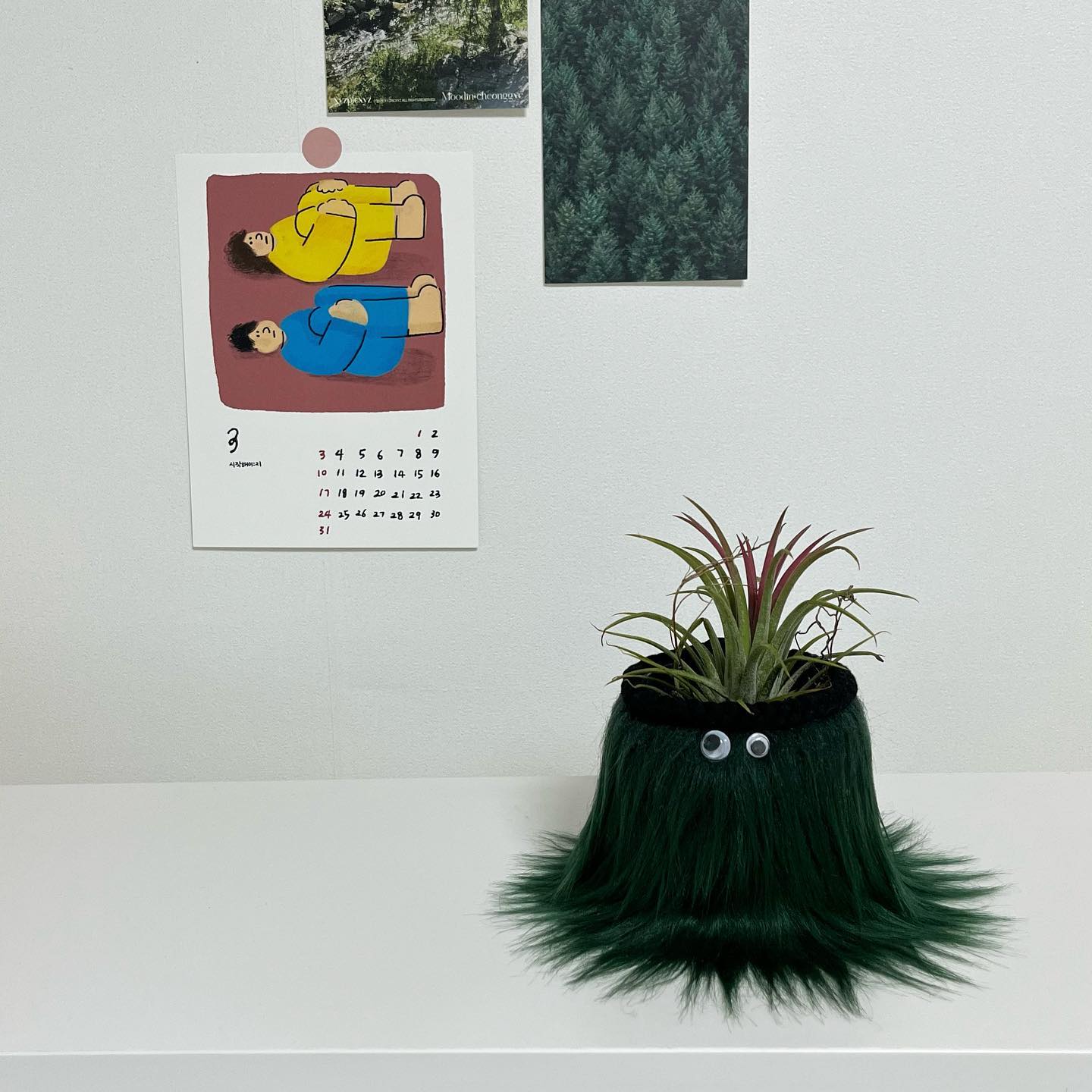 #협찬 serlin_studio90 

계절마다 담겨있는 감성을 가득 담은 
따뜻한 채색, 부드러운 선을 활용한 일러스트 달력이에요🤍
붙여놓고 보기만해도 마음이 몽글몽글해지더라고요
지난 달력은 그림 부분만 인테리어 소품으로 활용할 수 있게끔
절개선이 들어있어서 오래도록 활용이 가능해서 좋아요!

구매링크 ▶️ https://m.smartstore.naver.com/serlinlee/products/9876405689?NaPm=ct%3Dltk1wi7z%7Cci%3Dcheckout%7Ctr%3Dppc%7Ctrx%3Dnull%7Chk%3D45b6b994c030fddb039e8e1e53cee59cb04abbc2#REVIEW

#일러스트달력 #감성달력 #수채화달력