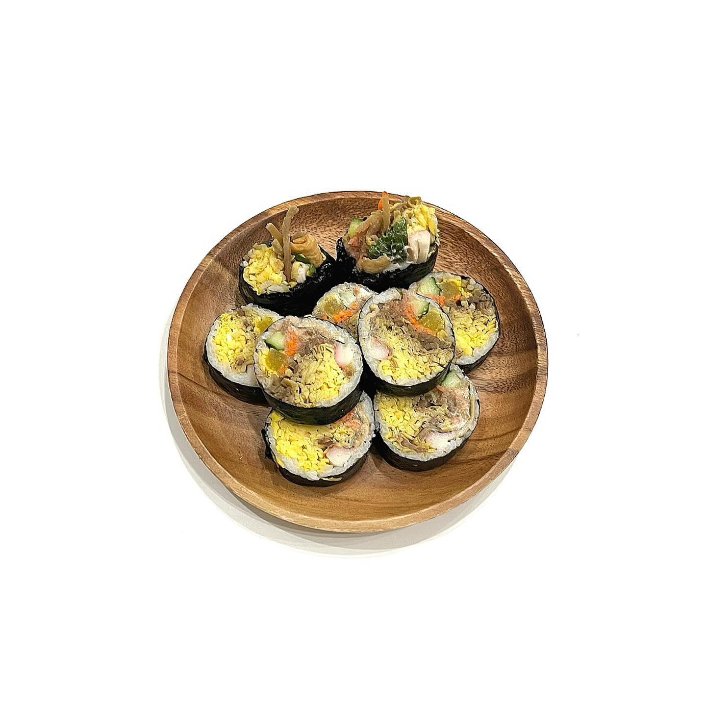 📍명란김밥

오늘은 부전시장 유명한 맛집 #명란김밥 포장해왔어요
저염 명란과 계란 지단이 듬뿍 들어간 영양만점 김밥🍙
4월 중순부터 재판매되는 톳김밥도 먹어보려구요!

바쁘단 핑계로 요리 안한지 정말 오래된 것 같은 느낌😇
그래도 굶는 것 보단 안 낫겠습니까 푸하하하
어떻게든 잘 챙겨먹는게 중요한 것 같아요💫 여러분도 맛저🫶

#부전시장맛집 #오늘뭐먹지 #저메추 #점메추 #한식
#김밥 #집밥스타그램 #부산맛집 #홈스토랑 #홈쿡 #집밥