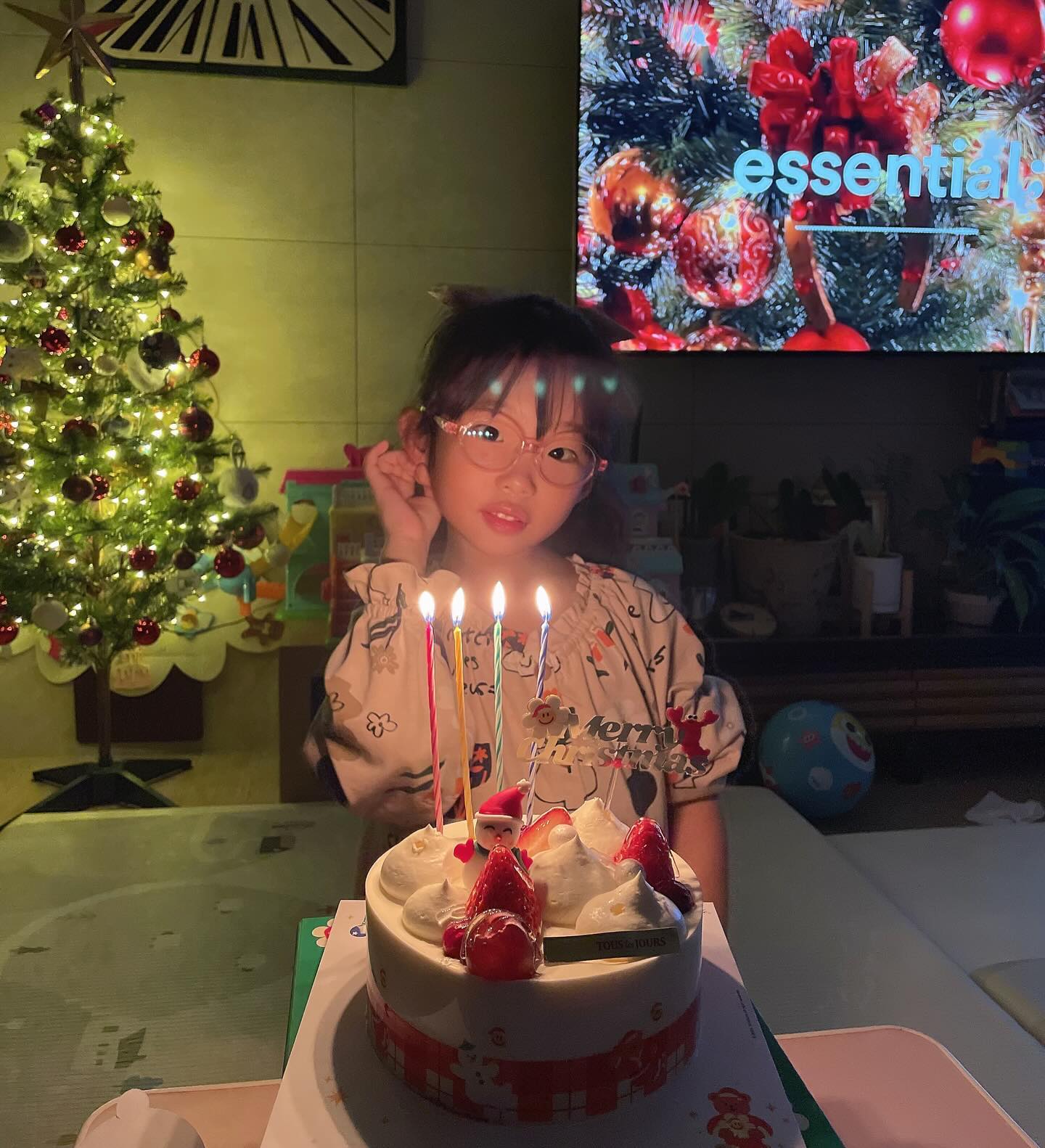 𖤐

#메리크리스마스🎄🎅 
사람이 어찌나 많은지 밥먹을자리도 없어서 쫄쫄굶고
집근처 고기집가니까 죄다 재료소진으로 조기마감 😭😭

결국 24시간 추어탕집 가서 추어탕에 하리는 돈까스로 저녁해결!
이브날 추어탕이 뭐냐했더니 너무 맛있게 먹은게 함정 🤣🤣

집에 와서 케이키로 클스마스 마무리 👋🏻

#결론은역시집이최고👍 
#꽃보다하리🌸 
#위글위글케이크