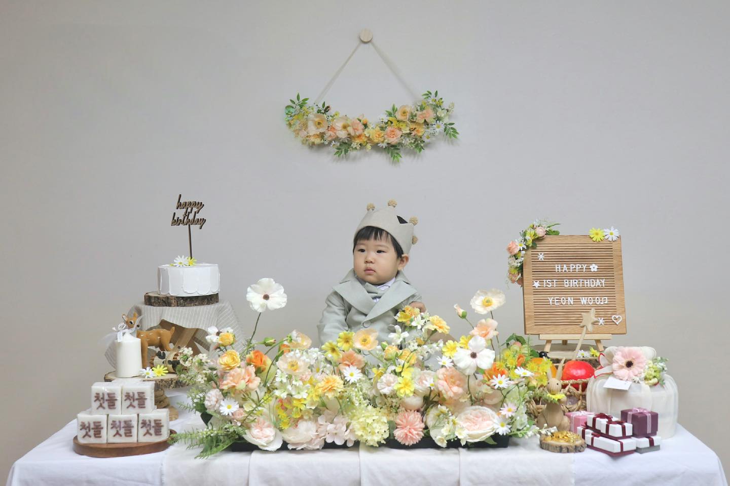 나의 사랑하는 첫아들, 연우
일년동안 아프지않고 건강하게 자라줘서 고마워 !
내 아들로 태어나서 너무 행복햐 ~_~
첫생일 축하해 아들 ! #첫돌
사룽해🩵🩵
아, 울아들은 주판을 집었다 ! 두번째로는 마패 그리고 마지막은 할아버지가 올려둔 오만원권과 행운의2달러를 양손에 쥐고 마구마구 흔들었다.
기대할게, 최연우