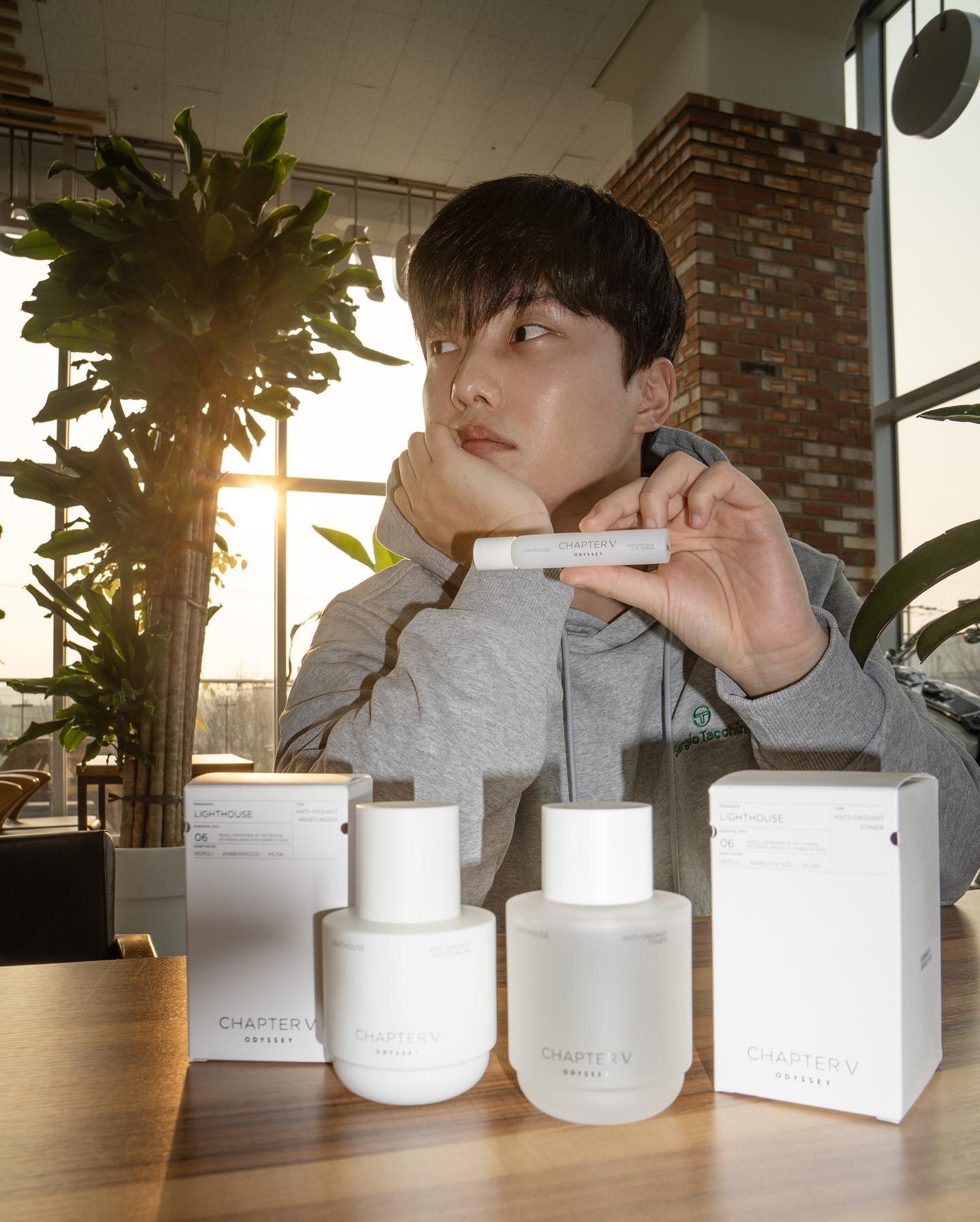 2024/01/15 2219a_lifestyle
- odyssey_skincare
#오딧세이 챕터파이브 시리즈를 소개합니다:)
 ”안티옥시던트 토너 140ml“, ”안티옥시던트 모이스처라이저 110ml“
”안티파티크 아이세럼 15ml“로 구성되어, 항산화 성분으로 인해
피부 노화 방지, 수분 공급, 주름 방지, 피부 미백에 도움을 주는 제품이에요:)
남녀노소 호불호 없을법한 시트러스 머스크 향으로, 끈적함은 없고, 산뜻하게 피부를 보습시켜줍니다:)
#아모레퍼시픽에서 제작한 오딧세이 챕터파이브는 남성분들도 사용하시기에 제격인 제품이라
선물용 또는 직접 사용하셔도 추천합니다:)
-
-
-
#오딧세이 #챕터파이브 #라이트하우스 #슬로우에이징
#남성스킨케어 #항산화 #남자화장품
#남성화장품 #남자화장품추천 #남성화장품추천
-
#인플루언서 #헤어디자이너 #패션 #모델
#크리에이터 #정훈쌤일상 #어썸브로 #awesomebro #2219a