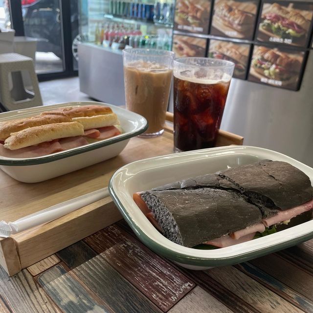 @luvinno1 on Instagram: "#광고 #협찬 샌드위치 덕분에 천호라는 동네를 처음 와봤네요. 아주 활기차고 볼거리 많은 동네인것 같네요ㅎㅎ 아기자기하고 사람내음 가득한 동네를 지나 강아지와 산