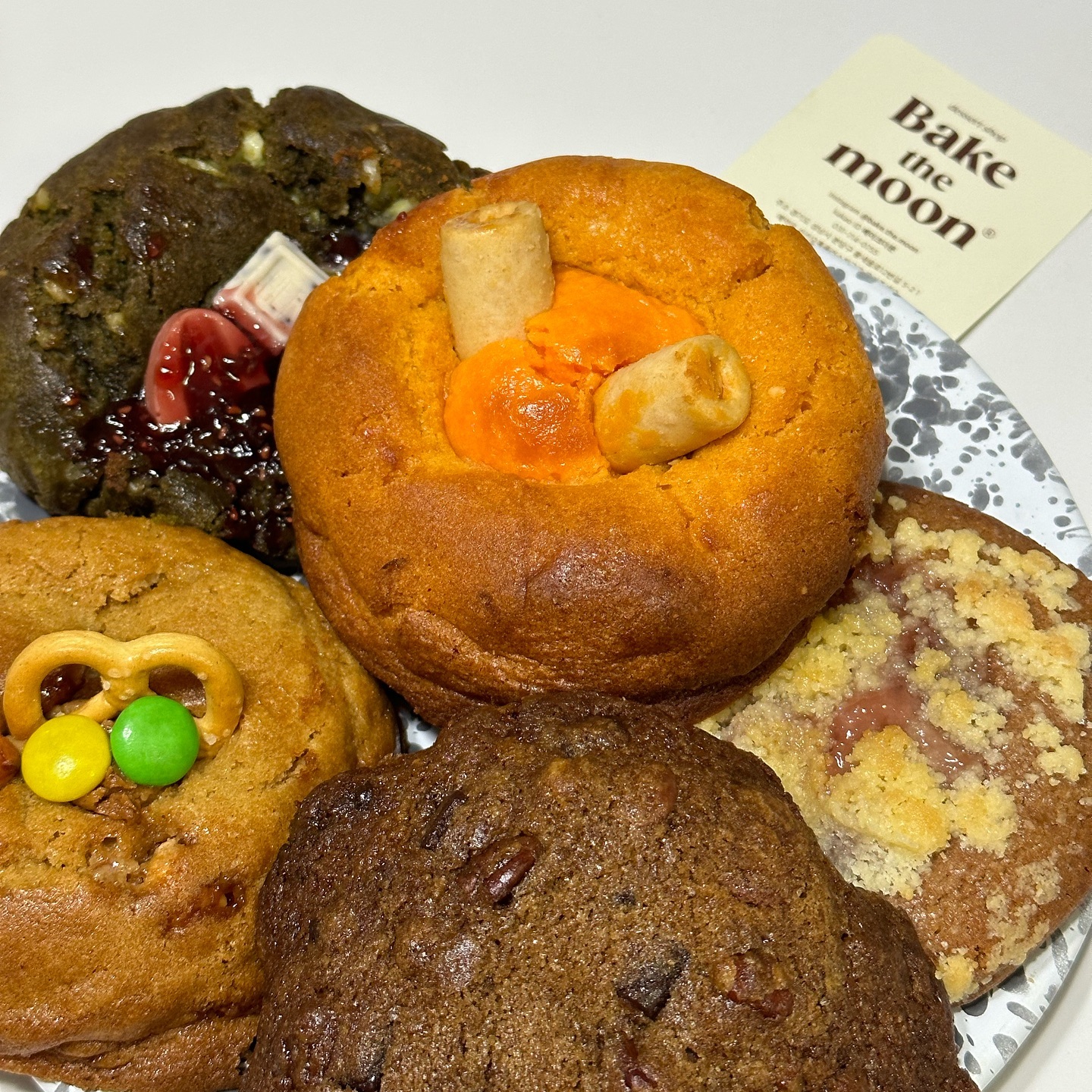#제품제공 🍪
분당 정자동 맛있는 쿠키를 찾는다면 베이크더문! 
레터링 맞춤케이크 부터 쿠키 ,스콘까지 다양하게 즐길 수 있어요🤍 디저트류는 답례품 단체주문으로도 딱 !! 💝

📍베이크더문
bake.the.moon 

⏰월수목금일 - 12:00~19:00
토 - 12:00~17:00
화요일 휴무
