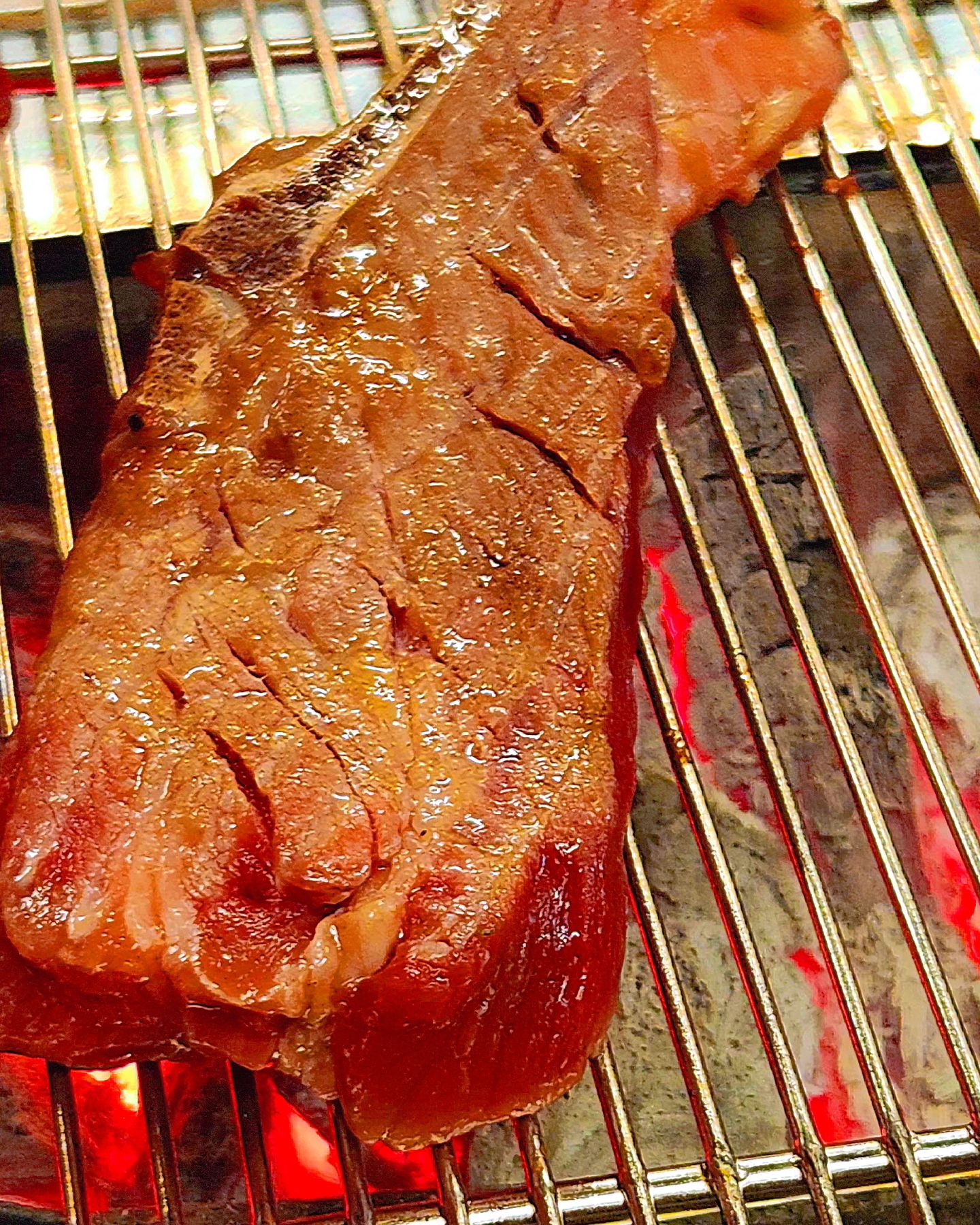 🥓 양복점 동대구역점

📍대구 동구 동부로30길 37 1층 양복점
신천동 374-1

🕰 월-금 17:00~01:00
토-일 16:00~01:00

☎️ 0507-1319-9126

__________________________________________________

양을 먹으면 복이 온대요 🤗 #양고기 입문한지 얼마 안됫는데 양꼬치는 첨이에
요 ㅎㅎ 이른 저녁에 방문을 햇는데요 !! 분위기가 완전 깔끔하고 홍콩에 온거 같
은 청록색 과 진한 나무색이 양꼬치 즐기기에 잘 어울리는거 같앗어요!!
테이블이 6~7개 정도 잇고 소스 4가지(촬료,핑크솔트,쯔란,카레가루)가 준비
되 잇어요! 음악 이 가게에 뿜뿜 신나더라구요 ㅎ 주문을 하고 숯이 들어오는데 귀
여운데 화력 🔥 이 엄청 나요!! 
주문한 메뉴는 #왕꼬치 #꽃갈비 #냉옥면 !!! 
자동으로 빙글빙글 ~~ 도는 #양꼬치 🍢 정말 돌돌 잘 굽히더라구요 ㅎㅎㅎ 
육즙이 팡팡 !! 달콤하고 ~~~ 너무 맛잇엇어용 ㅎㅎ 잡내 전혀 안나구 소스에 찍어 먹으니까 또 별미더라구요 ㅎ 6개월 미만의 양고기를 48시간 저온숙성
한 꽃갈비 🍖🍖 개인적으로 조금더 깊은맛이 느껴지면서 완전 식감이 부드
럽고 육즙이 팡팡 !! 요기에 냉옥면 을 먹엇는데요 ㅎㅎ 탱탱한 옥수수면에 매콤
하고 새콤 독특한 맛이 중독성이 잇더라구요 ㅎㅎ 
사장님도 친절 하시구 ~~~ 고기도 넘 맛잇구 👍 먹는중에도 자리가 없어서
밖에서 기다리시기더라구요 우와. 완전 즐겁고 입이 행복한 시간 잘 보냇습
니다 !!! 
.
.
yangbokjeom_ddg
#협찬 #포블로구 #동대구역맛집 #대구동구맛집 #동대구역양꼬치 #동대구역술집 #맛집 #가볼만한곳 #데이트 #술집 #회식 #양꼬치
#모임장소 #단체 #안주맛집 #양복점동대구역점 #양갈비 #meat
#대구맛집 #양갈비