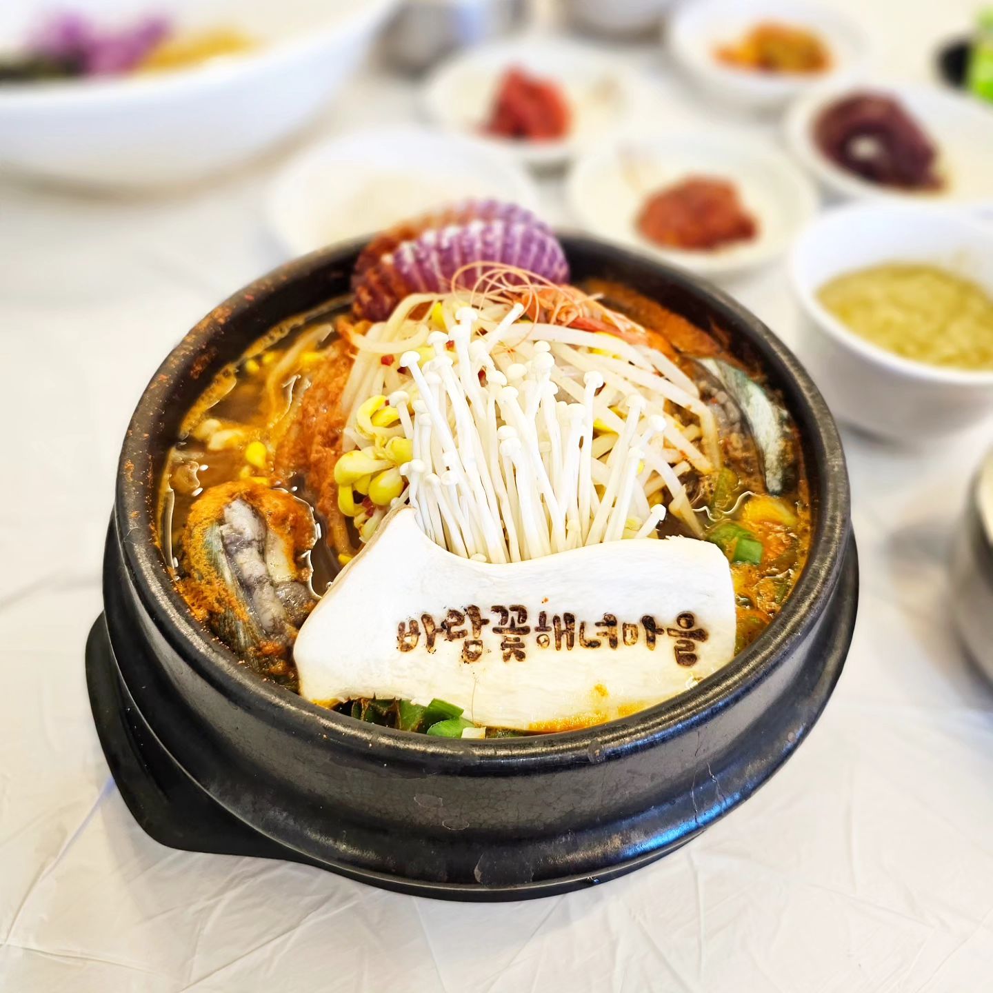 #협찬
.
날 추울땐 뜨끈하게 뚝배기가 최고
#전복해물뚝배기 완전 시원하고 최고다 최고,
내용물은 어찌나 푸짐한지 모름ㅎㅎ
같이 나오는 미니전복죽도 👍👍👍
.
남편이 주문한 #성게비빔밥도 맛있게 냠냠
셀프 계란후라이가 무료라 더 좋은 #바람꽃해녀마을속초본점
덕분에 여행의 시작을 맛나게 😊😊
.
#속초맛집 #속초전복 #속초해산물 #속초여행 #맛있다그램 #먹방 #속초 #일상 #맞팔
