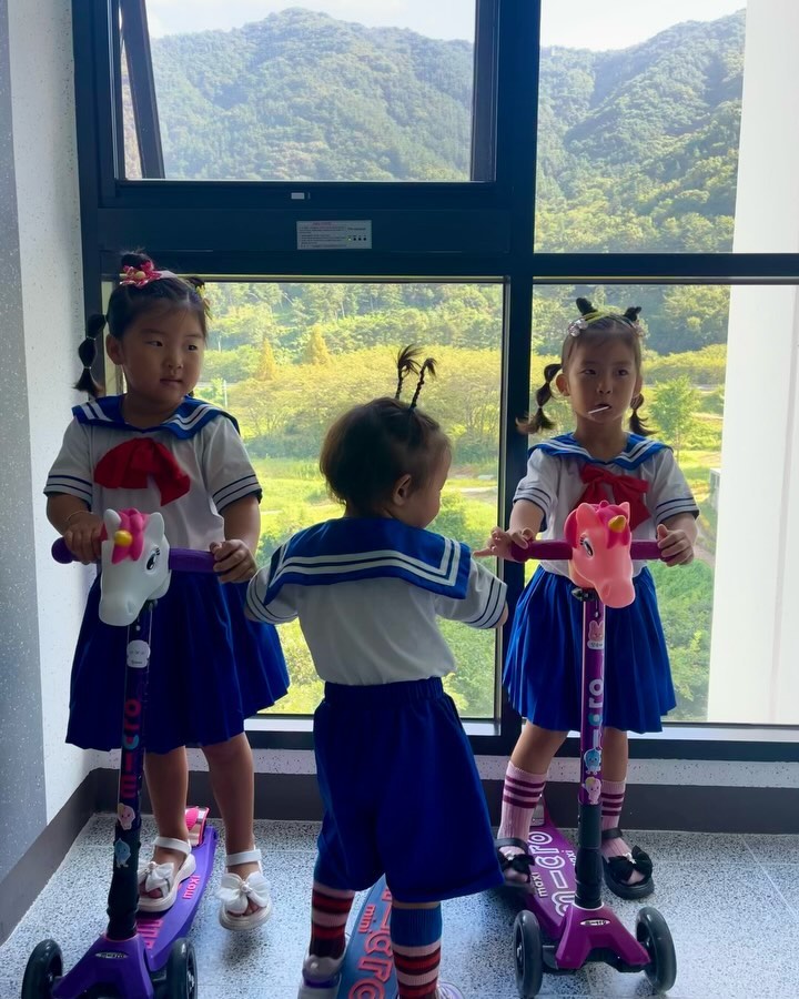 출동하자 세일러문~~~🪄

아침부터 “사랑과 정의의 이름으로 널 용서하지 않겠다!!!”
난리난 세일러문들과 도깨비(?)인지 애벌레인지…ㅋㅋㅋ
매우 습한 날씨…그래도 바람 불어서 다행이야
잘다녀와 내새끼들❤️

오늘도 어김없이 새벽 5시부터 한명 두명 찾아온 그녀들 덕에
엄마는 등원후에도 에너지가 없네…?🙈
아빠도 숙직서고 오고(두시간마다 현장체크하느라 못잔 애비ㅠㅠ)
우리 부부 오늘 둘다 시들시들😭

그래도 하원까지 에너지 채워서 출발!!!
어제 약속했던 곰국 저녁 준비해놓고,
꼭 하원할때 아빠랑 오라는 그녀들 말 안잊고,
아빠 챙겨서 하원고고💕

어제 하루 안봤는데 뭐시그리 좋은지
다섯식구 다같이 있는게 오늘은 유난히 좋은지,
집 오자마자 갑자기 가족사진 찍자는 지아…😅
결국 셀카로 잠옷바람으로 가족 사진 찍음ㅋㅋㅋ

그리고 밥하는 내내 난리났다 웃음소리에 덩달아 기분좋네❣️
이제 애셋 못이기겠다는 아빠 두손두발 다들고,
힘들어서 나간다니 “더운데 나가면 안돼”ㅋㅋㅋ어째 신랑ㅋㅋㅋ

다같이 후루룩 밥먹고, 과일먹고,
아빠가 아이스크림 먹고 싶어서😅 다같이 아스크림먹고,
씻고는 갑자기 연극공연이 펼쳐지고 있는 우리 거실

“백설공주 연극 보러 오세요“
다양한 마녀들도 있고, 백설공주에 사냥꾼, 난쟁이까지 다 있어요
ㅋㅋㅋ공연관람까지 야무지게하고 자러 간 애셋
잘자 내사랑들💗 우리 내일은 아침에 만나!!!

#등원샷 #세일러문 #사랑과정의의이름으로널용서하지않겠다 #하원후 #아빠사랑 #아이들웃음소리 #연극공연 #백설공주 #사랑해 #쥐띠아기 #쌍둥이맘 #딸둥이 #이란성 #생후1470일 #호랑이띠맘 #생후879일