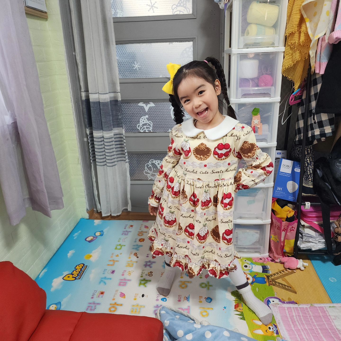 오늘 6세 유치원 등원 착장 주문 사항.
1. 원피스 
2. 3머리(세갈래머리임🤣🤣) .
...상전님 오더 완료! 기분 좋게 등원!..
근데... 곧 하원이군😅 . 주여사(외할머니)~ 
오늘도 나 퇴근 할 때까지 내새끼들 잘 부탁하오😍😍😍 .
#일상 #육아 #주부 #아기머리스타일