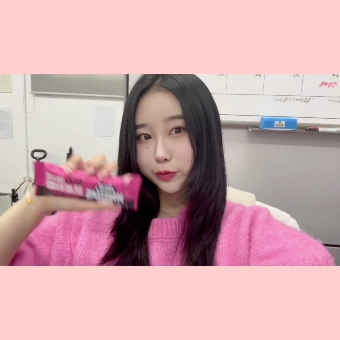 최강야구 선수단이 이번에 시식 테스트 통해 지명 된 단백질바 ⚾️

체내 소화 흡수율 높은 양질의 단백질이 20g 함유 !

운동중이나 운동 끝나고 먹기 좋은 가볍고 든든한 에너지바 

❝최강 에너지바 초코 크런치❞

엄마사랑의 로스팅 기술로 볶은 통견과류와 시리얼로 바삭해서 자꾸 먹고 싶어지는 타격감! 💥

패키지도 예뻐서 일상에 녹아드는중 ••• 🥨

#협찬 #최강에너지바 #에너지바 #단백질바 #단백질추천 #최강야구 #엄마사랑