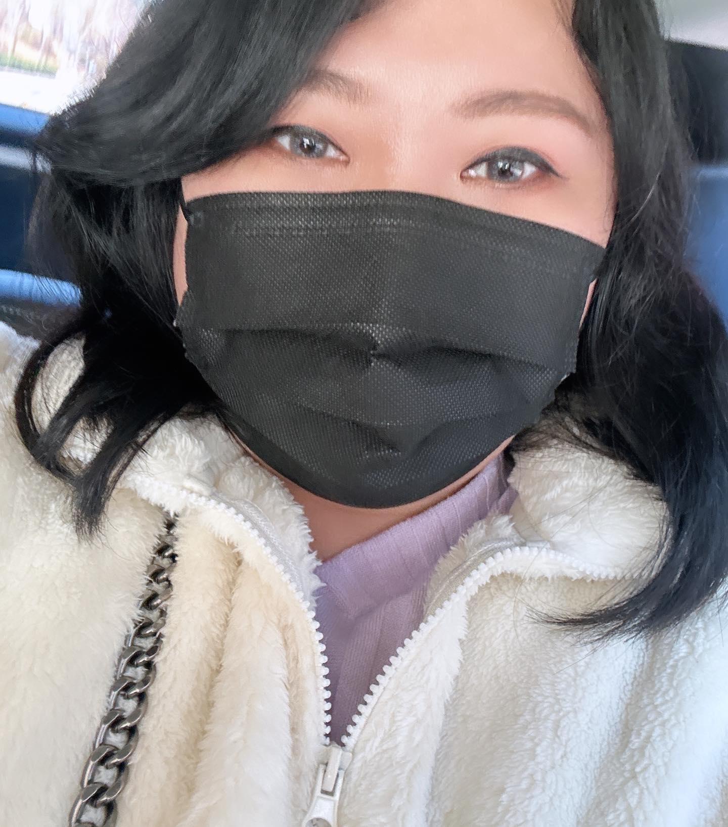 어우 추워 ...
머리는 산발 , 눈빛은 삵 ..