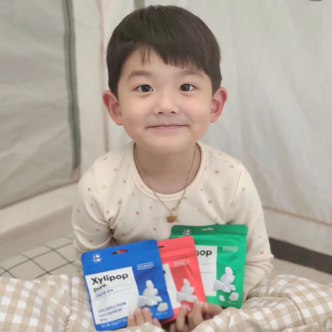 @__h2w_camper.hoon on Instagram: “#협찬 #자일리팝 아이를 위한 육아필수템! 캠핑필수템 😁 자일리톨, 그냥 사탕아니야? 했는데요. 충치균이 달콤한 자일리톨을 사탕으로 착각하고 먹고 자일리톨