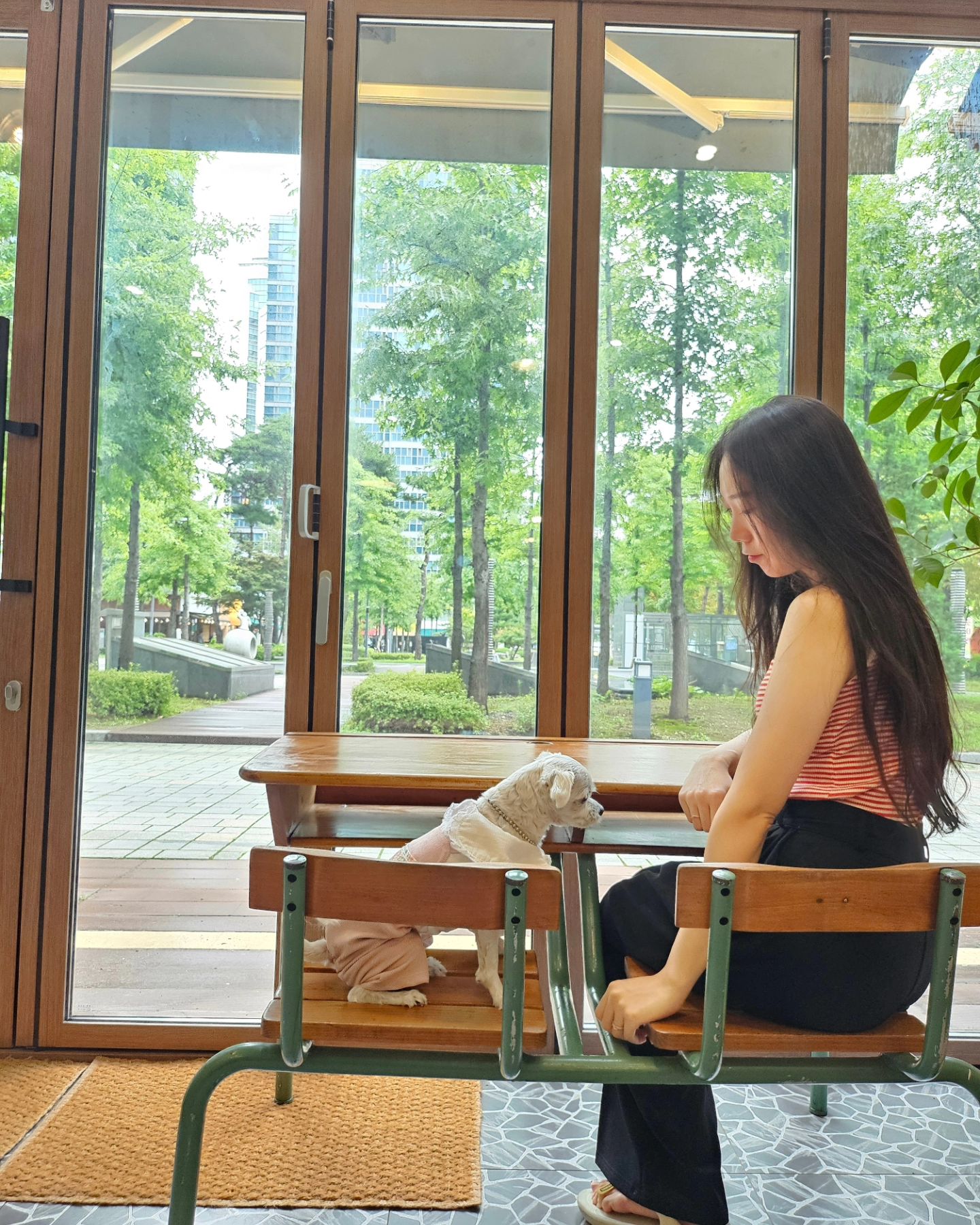 동네 유럽풍 최애카페들이 리뉴얼로 휴업중이거나
업종이 바뀌거나 이사를 간다거나 하는 이슈로 아쉬웠는데
신상카페 매니아로서 또 맘에드는 곳이 오픈해서 얼마나 다행인지😉