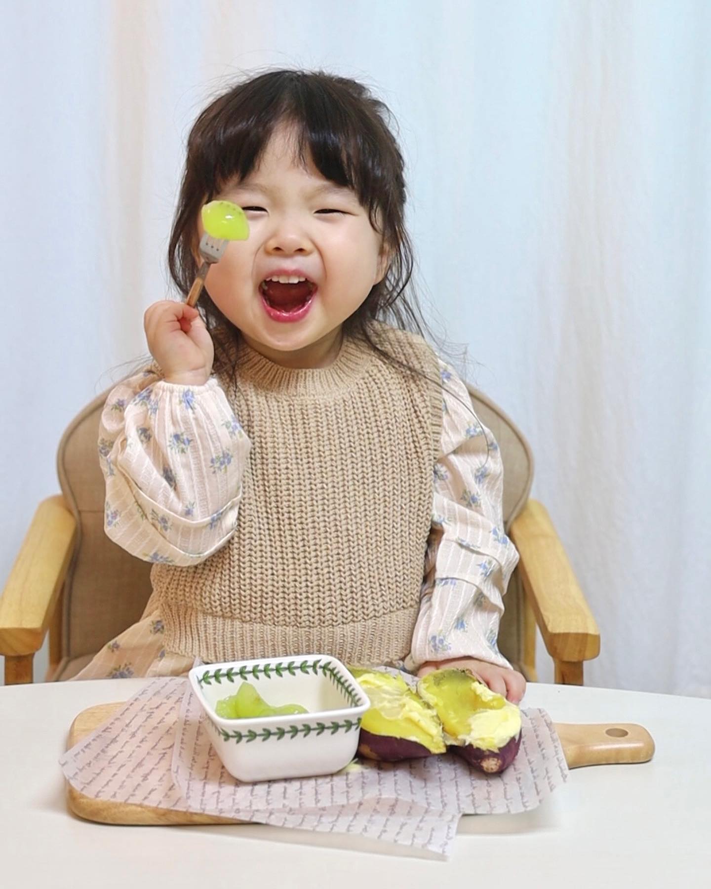 #광고 은우는 먹는 광고가 
많이 들어와요. 😁🍇🍠
다 잘먹기도 하고, 맛있는거 먹을때 나오는
리액션이 좋거든요.
맛 없는건 엄마 맛이가 없어요 라고 솔직하게 
얘기하는 아직은 뭘 잘 모르는 아가인데요.
월척농부의 고구마와 샤인머스캣은 정말 
찐으로 맛있어요.
내게 한입 먹여주며 엄마 맛있지? 라는 저 말이 
계속 맴도는거 있죠. ☺️
월척농부의 네이밍대로 어디서 이렇게 실하고 
좋은 상품을 구해오셨는지! ㅋㅋ 월척이다 월척!
월척농부는 새로 스타트업한 회사에요.
시작하기까지 좋은 식품을 구하려고 
얼마나 애썼겠어요.
먹어보니 그 흔적이 고스란히 느껴지네요.
너무 맛나요. ㅠㅠ 고맙습니다

#월척농부 wow_farmer