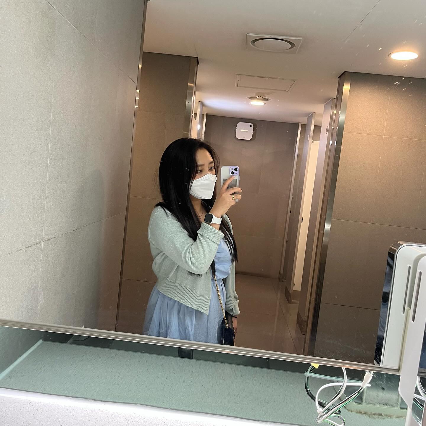 한 소녀에서 한 여자로, 한 여자에서  가족을 꾸려 와이프로 등업하고 와이프에서 한아이의 엄마가 되고나서야 알게되었다 
인생이 짧고도 드라마틱하고 엄마한테 잘해야겠다는걸,, 
임신 사실을 알고나서부터 수많은 생각과 선택의길목에 놓여졌는데 무엇을 선택을 해야 잘한거고 후회없을까라는 생각은 아직도 하고있고 수많은 선택의 연속에서 최선과 열심히 모든것을 해내고있다고 생각했는데 항상 2%부족해서 잘못된건가싶고 이대로 진행시켜? 말아? 라는 질문이 하루에 수십번 수백번도 왔다갔다한다,, 
뭐 하나 잘못해서 아들이 다칠까봐 겁나서 조마조마하고 어디 한군데 트러블생기거나 피난다하면 그날은 좌절+미안모드 내가 그렇게  다치라고한게 아닌데말이야,, 
오늘 남편이 안아주면서 ‘오늘도 화이팅 지금도 충분히 잘하고있어’라는말이 그렇게 위로가되고 위안이되더라,, 내가 얼마나 노력하고 애쓰고 열심히 육아하는지 알아봐주는 사람있다는것에 오늘 하루도 아무탈없이 보낸거에 감사하는 중 
매일매일이 반복되고 힘들어도 다치지않는것부터 사소한거에 감사히 여기고 항상 내편인 사람들있어서 감사해 

#오늘의감사일기 
#국제부부 #신혼부부  #허니문베이비