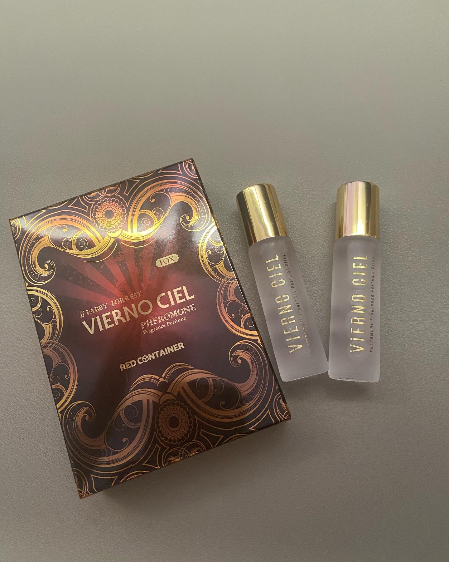 #협찬 레드컨테이너 휴대용 향수 비에르노씨엘 롤온 폭스 10ml x 2ea🤎

✔️ 레드컨테이너는 국내 성인용품 1위 브랜드로 향수/젤/바디용품 등의 다양한 러브 코스메틱 제품을 전국 20여개 매장과 대형 온라인 쇼핑몰 등을 통해 판매하고 있어요‼️
✔️ 특히 레드컨테이너의 페로몬 향수 시리즈는 국내 뿐 아니라 해외에도 수출 되는 효자 상품이에요👍
✔️ 그 중 비에르노씨엘 향수 시리즈는 특히 중국에서 인기가 많으며, 해외 유명 온라인 쇼핑몰에서도 정식 판매 되고 있답니다💓
 ✔️ 비에르노씨엘 향수는 병타입과 롤온 타입이 있으며, 롤온 타입은 10ml 제품이 두 개 한 세트로 판매 중이에요! ⭐️하단에 스마트스토어 링크 참고⭐️
 ✔️ 향수가 배송 되었을 때 깨지지 않도록 에어캡으로 안심 포장이 되어 있어요〰️
 ✔️ 10ml 제품으로 휴대성이 좋아 외출할 때 가방이나 주머니에 넣고 다니기 간편해요
 ✔️ 롤온 타입으로 뿌리는 향수와 다르게 필요한 부위에 집중적으로 사용할 수 있어요
 ✔️ 니치향수에 사용되는 최고 등급 향료를 사용해 향이 충분하게 발향 됩니다➿
 ✔️ 베르가못으로 시작해 꽃향으로 이어지는향이 특징이에요😊
 ✔️ 20~30대 젊은 층이 선호하는 향으로, 가격대도 부담 없어 선물용으로도 인기가 좋아요🫶
 ✔️ 레드컨테이너 향수들의 특징은 일반 향수보다 잔향이 오랜 시간 지속 되는 것이 특징이에요
 ✔️ 레드컨테이너는 비에르노씨엘 시리즈외에도 다양한 페로몬 향수를 판매하고 있어요 

🎄본 포스팅을 보여주면 매장에서 전 제품 10% 할인 혜택을 드립니다
🎄 레드컨테이너 전국 매장 위치 안내 ”https://redctn.modoo.at“