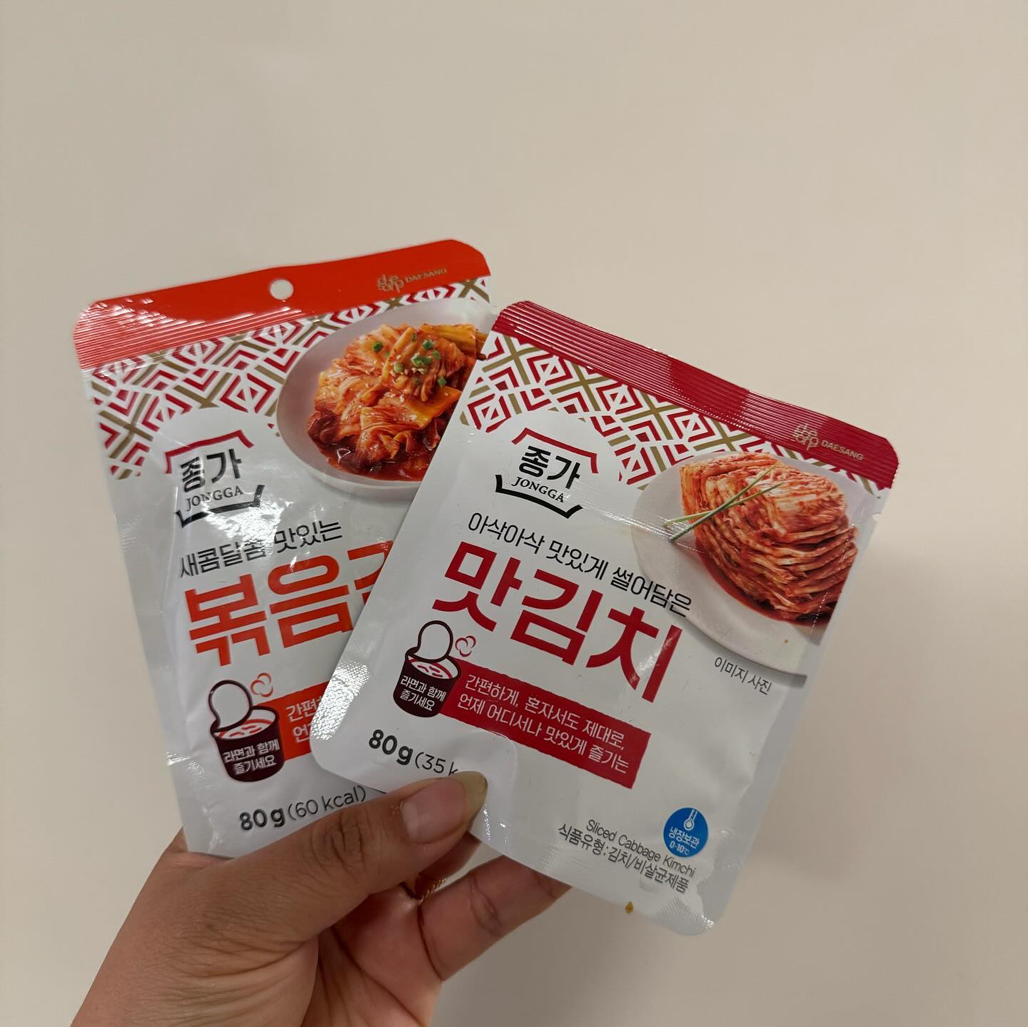 #협찬 #대한민국대표김치 #대한민국1등김치 #글로벌김치 #종가집리브랜딩 #종가 #종가맛김치 #종가볶음김치 #맛김치 #볶음김치 #여행용김치 #캠핑용김치 #김치 #김치추천 #kfood #kimchi #jongga #호시 #세븐틴호시

jongga.official

등산갈때 요즘 컵라면 인기잖아요 그때 빠질수 없는 짝궁 냉장상관없어 실온보관도 문제없이 가지고 다닐수 있는 나 볶아서 나오니 가방에 그냥 넣기만 하면 되는 매콤달콤한 감칠맛가득한  볶음김치

캠핑가시거나 바다에서 강변에서 라면 먹을 때 필수! 
간편하게 곁들어 먹을 수 있는 맛이는 종가집 김치로 한입크기로 잘라져있어 따로 자를 필요없어 더 먹기 좋은 맛김치

투어세트는 해외여행갈때도 이중 지퍼포장으로 터질 걱정없고 단품은 편의점에서 쉽게 만날수 있어요

그리고 김치맛있기로 유명한 종가집이 종가로 리브랜딩 되었어요