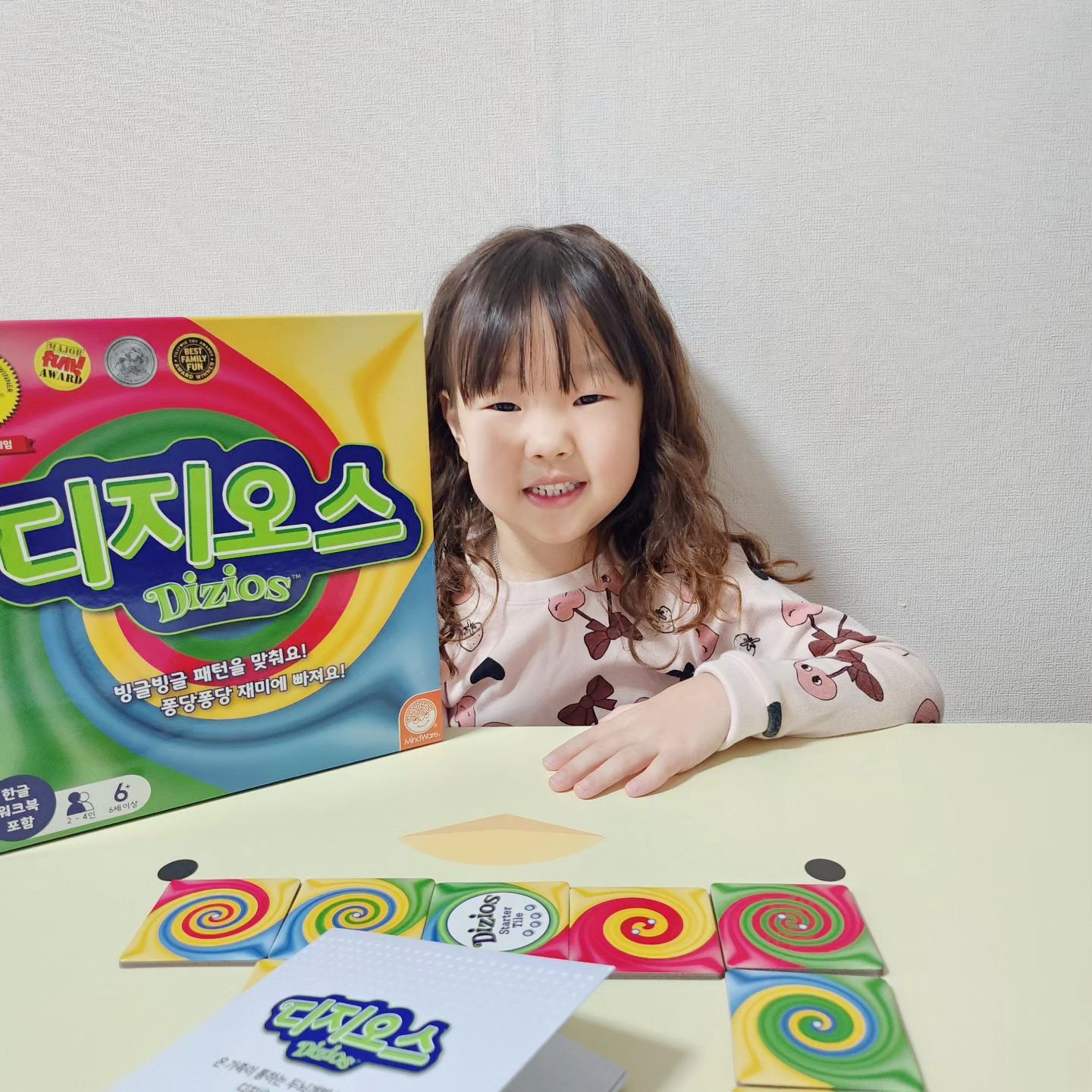 #협찬 #공간27

멘사선정 두뇌발달게임 디지오스!
디지오스는 소용돌이 무늬 패턴을 격자로 맞춰가며
점수를 얻는 게임인데요😊
게임 과정을 통해 가족들과 상호작용을 하게되고
문제해결능력까지 증진시키는 게임입니다

총 71개의 타일과 스탠드4개 워크북까지 구성되어
있는데요
테이블 가운데 스타터 타일을 놓고 스탠드에 4개씩
타일을 올려 게임을 시작해요

게임 연령이 6세부터라 태은이는 조금 어려워 했어요😅
그래서 패턴을 맞추는것보다 색부터 맞추고
그다음 패턴과 색을 조합해 맞추기 시작했어요
모든 타일을 사용하고 점수가 제일 높은 사람이
승리하게되는 게임이에요

워크북을 보고 문제해결을 할 수 있고 문제들을 통해
시지각 능력 훈련이 가능하고 사고력 향상까지 도움을
주는 똑똑한 게임 디지오스!
집콕놀이로 아주 딱이에요👍

❥･• thank you gonggan27_toy

#디지오스 #멘사보드게임 #보드게임추천 #전략게임
#육아스타그램 #육아 #육아맘 #육아소통 #육아템
#육아템추천 #집콕놀이 #사고력향상 #두뇌발달