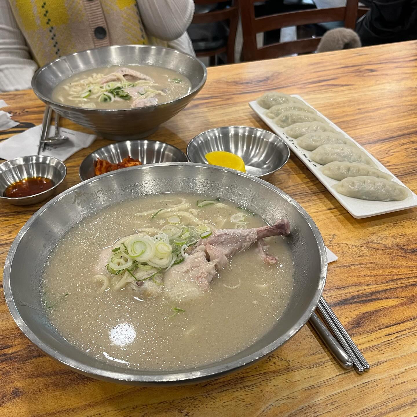 #협찬
🏷️ 언양닭칼국수 경성대부경대점

따뜻하고 진한 닭사골육수에 칼국수까지 최고...🤍 엄청 쫄깃한 만두까지 최고의 조합이었다! 

⏰ 영업시간
OPEN 11:00 / CLOSE 21:00
*브레이크타임 15:30-16:30
​
📍 위치
부산 남구 용소로8번길 14 1층 
​
☎️ 언양닭칼국수 경성대부경대점
0507-1321-8570

#부산대연동맛집
#대연동칼국수
#대연맛집
#경성대칼국수
#대연동맛집
#경성대부경대맛집
#경성대부경대역맛집
#부경대칼국수