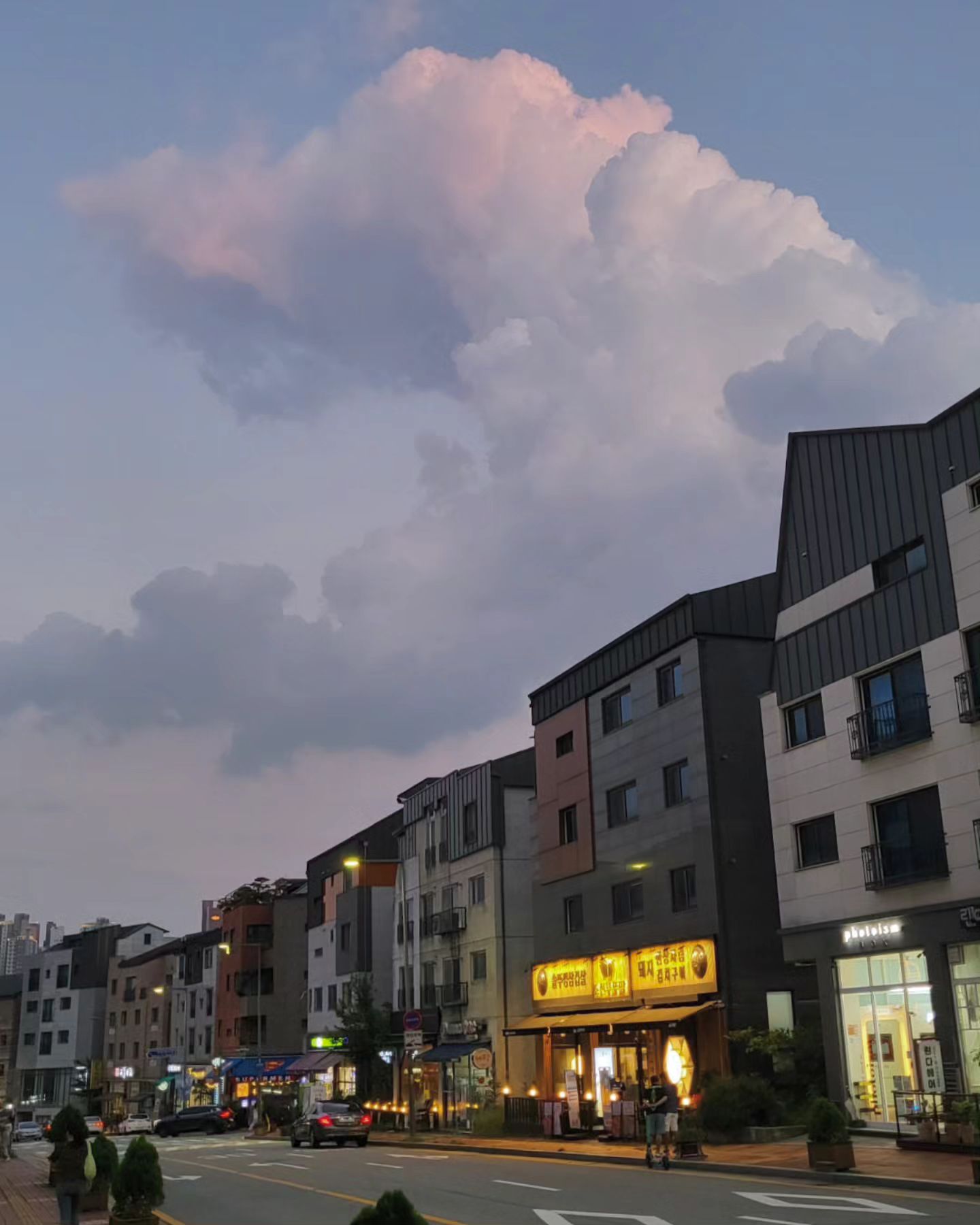 비오기 전, 찰나의 순간 | Before Rain

_

찰나이더라

미학에서 착각으로 가는 길

_

#하늘사진 #퇴근길
#ａｅｓｔｈｅｔｉｃ 
#onmywayhome