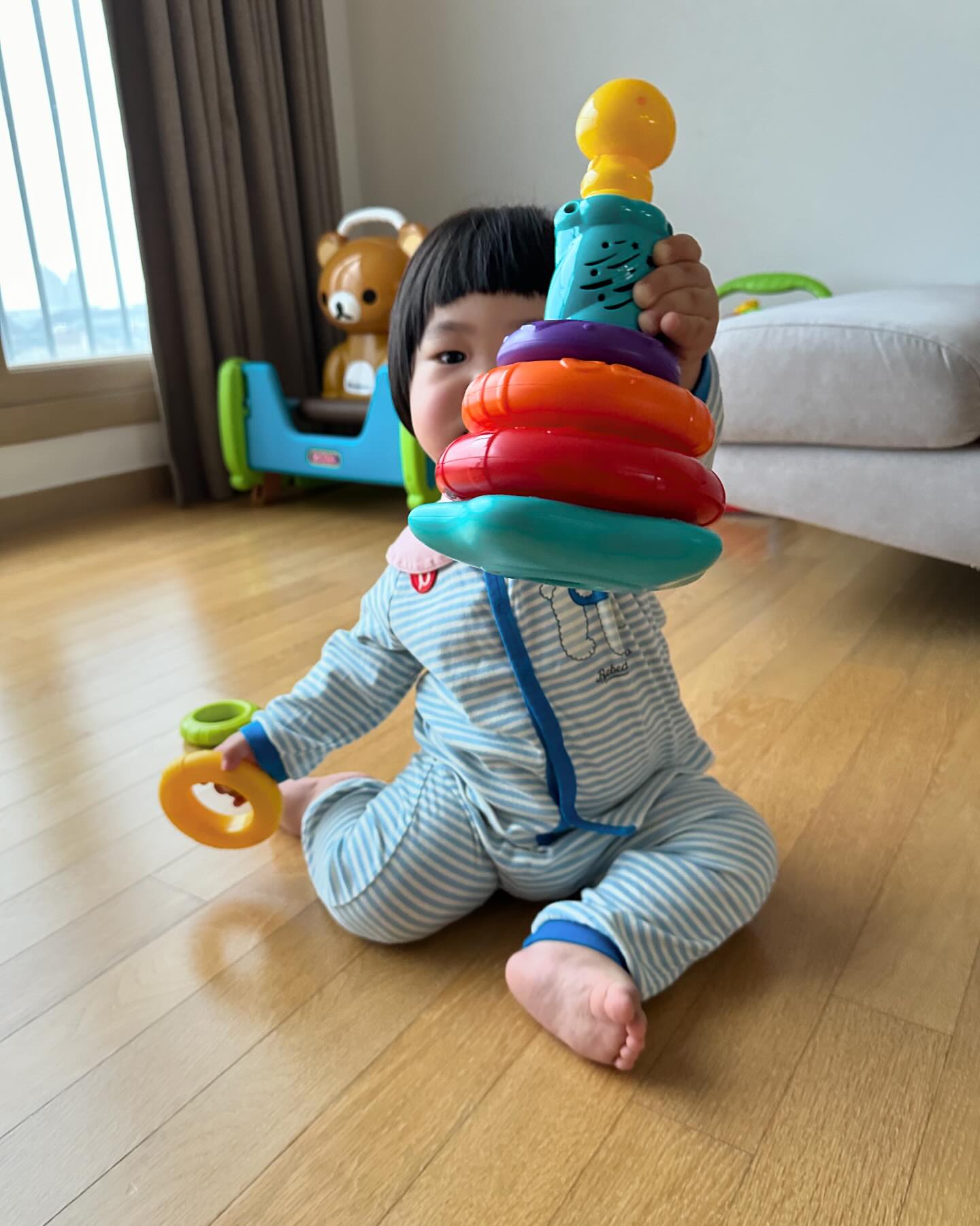 #협찬

감각, 인지, 소근육 발달에 도움을 주는 

홀리베이비 아기오리 레인보우 링쌓기

알록달록해서 그런가 자다 일어나 어리둥절한데도 궁금한지 계속 쳐다봄 ㅋㅋㅋ 

링 넣을 때 마다 효과음이 나와 재미 있는지 소리 엄청 지름😂😂😂😂😂

다섯링 모두 쌓기는 실패🥹
계속 가져놀다 보면 성공하겠죠~~~~

오리를 누르면 별모양 붉은빛 반짝반짝 자꾸 손이 가나봐요^^

슈가 요즘 계속 장난감 던져 우리집에 제대로 작동하는 장난감이 없어요 

아들들은 원래 그런가요?🥹

손오공에서 판매하는 홀라베이비 제품은 A/S 가능하다고 하니 넘 좋네요❣️

단 해외 직구 및 타 업체에서 판매하는 홀라베이비 제품 A/S불가하다고 하니 참고하세요!!

📌 sonokong_official

#협찬 #홀라 #홀라베이비 #아기오리레인보우링쌓기 #링쌓기 #6개월아기장난감 #9개월아기장난감 #돌아기장난감#베베드피노#아들맘