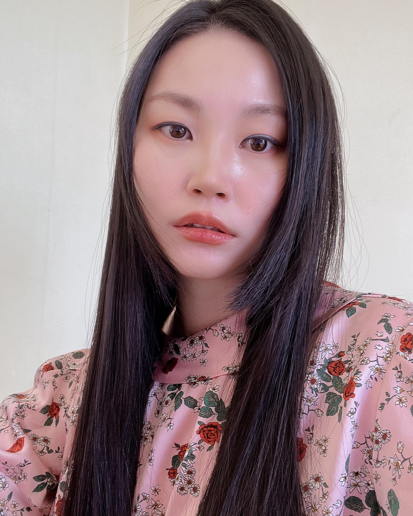 요즘 피부 폼 미쳤네요...
건조한 가을에 무슨일이가 싶은데, 곧 요즘 제 스킨케어템 공유할게용!!

*미스트안뿌림
*하이라이터 안함
*그냥 쿠션만 두드렸어요

저도 오늘 제피부에 놀랐습니다
ㅋㅋㅋㅋㅋㅋㅋ

#코덕맞팔 #스킨케어
