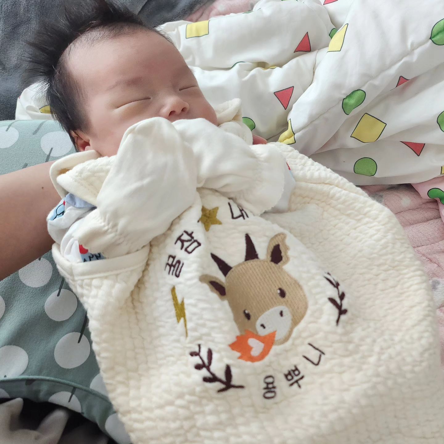첫 영유아검진👶 다녀와서 기절 ㅋㅋㅋ
이제 신생아 아니고 엉아래요!!!
이모~ 수면조끼 잘 입을게여 ><

#영유아검진 #소아과진료 #수면조끼 #따뜻해 #꿀잠 #성장기록 #성장일기 #맘스타그램 #맘소통 #육아 #육아소통 #아프지말고 #건강하자 💪