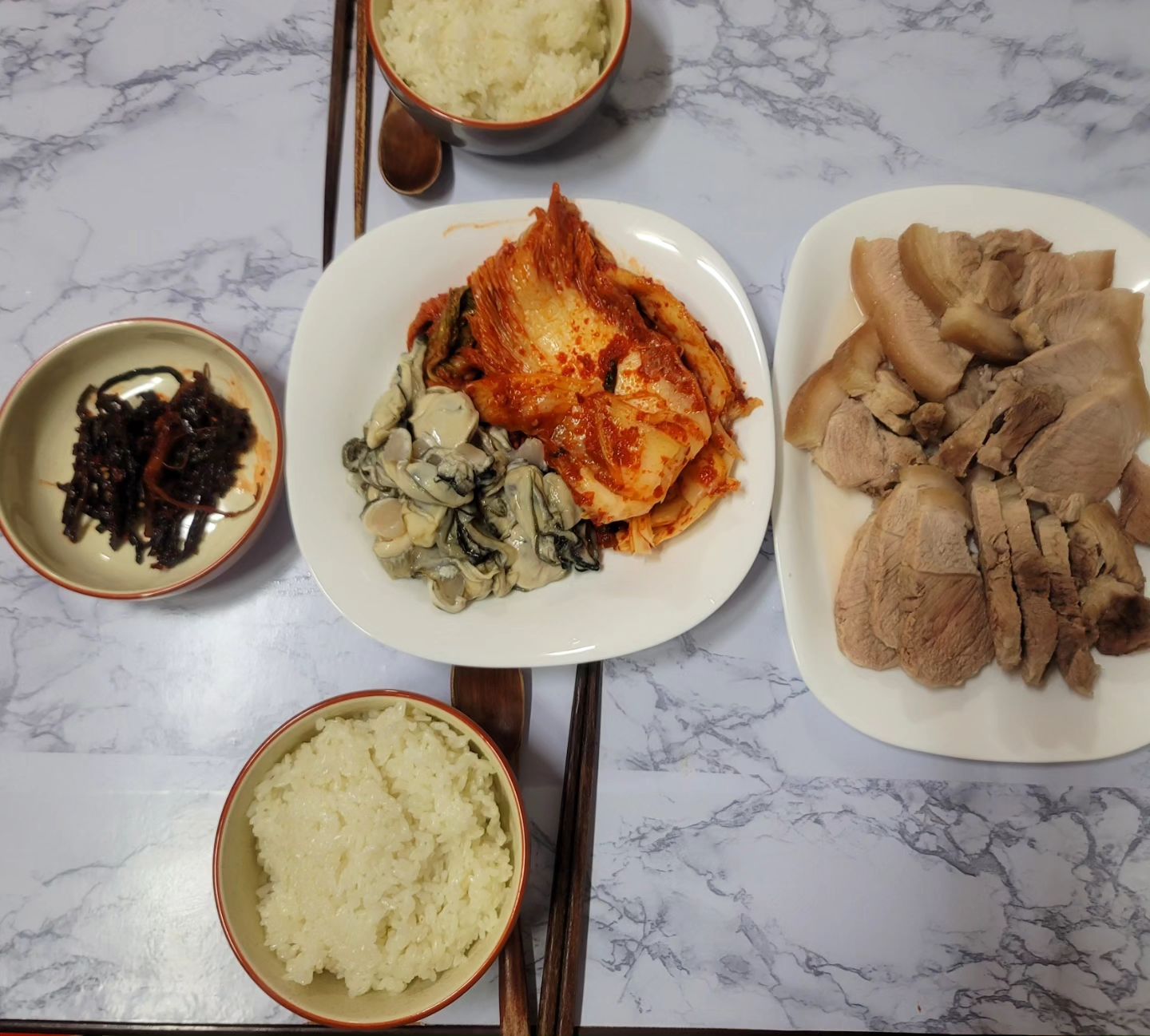 .
주말에 본가가서 김장하고 
가지고 온 소중한 김치😊

고기랑 굴 사와가지고
진짜 야무지게 저녁 한 상
잘 먹었당😆😆

고기를 많이 사서
아무생각 없이 삶았더니
진짜 많이 남았지만

내일 식사 한 끼도 해결 가능하니까
뭐..다행이지😅
