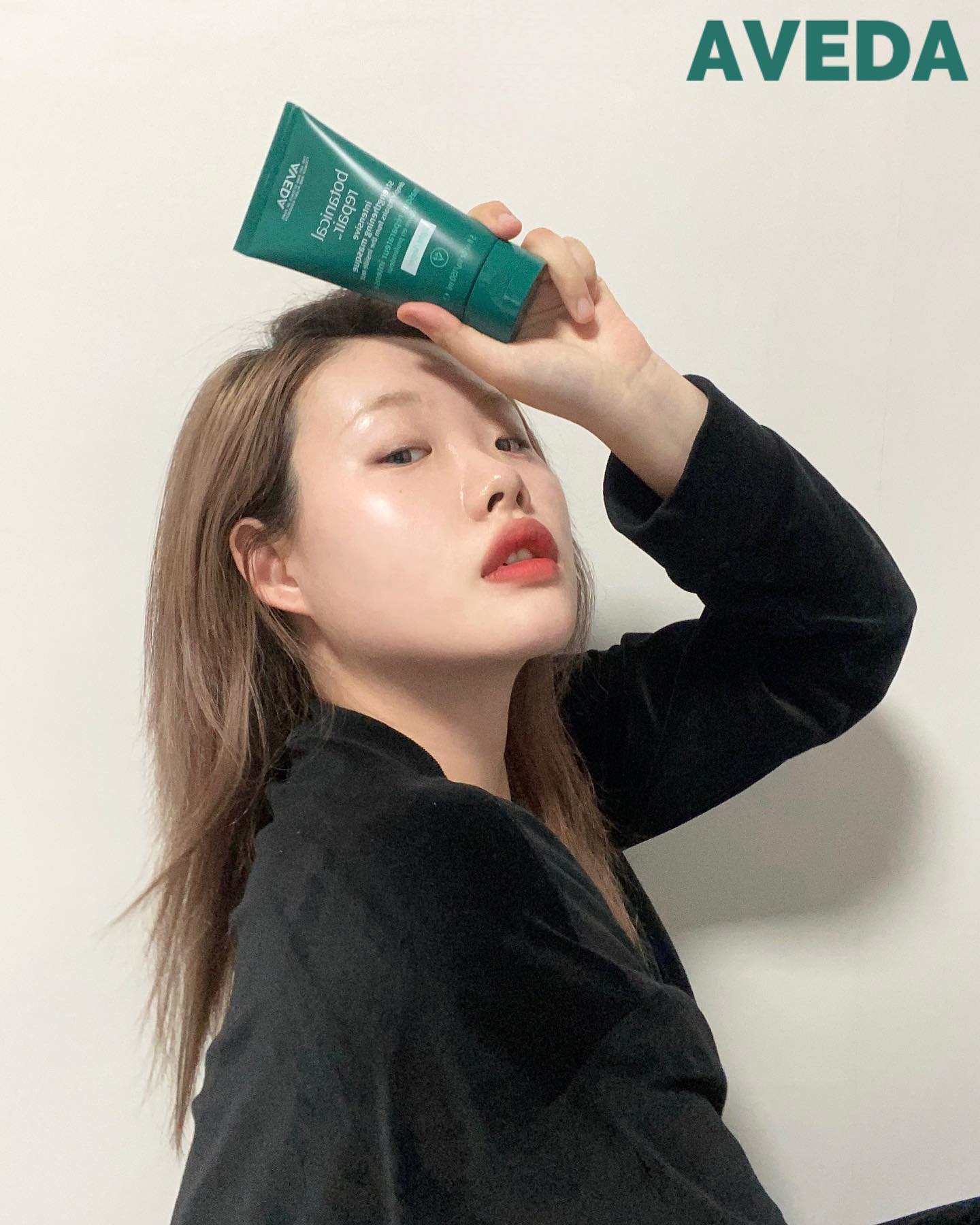 #광고 #아베다 

계속 맡고싶은 자연의 향을 듬뿍 담은 #aveda #보태니컬리페어 🍀

탈색+잦은염색+톤다운으로 고통받고 있는 머릿결에 생명을 불어넣어준 구원 #트리트먼트추천 #헤어팩추천 템으로 강강추드려요👍🏻

워낙 성격이 급하다보니깐 오래 기다려야되는 제품은 선호하지않는데
이 제품은 자연유래 3-레이어 헤어 리페어 성분으로 보다 더 빠르게
엉킴은 풀고 모발은 강화시켜주는 느낌을 받아 더욱 좋았답니다✨

평소 우디한 향기를 좋아하고 저같은 극손상 머릿결로 고민이었던분들은 꼭꼭 소장하기🎁❤️