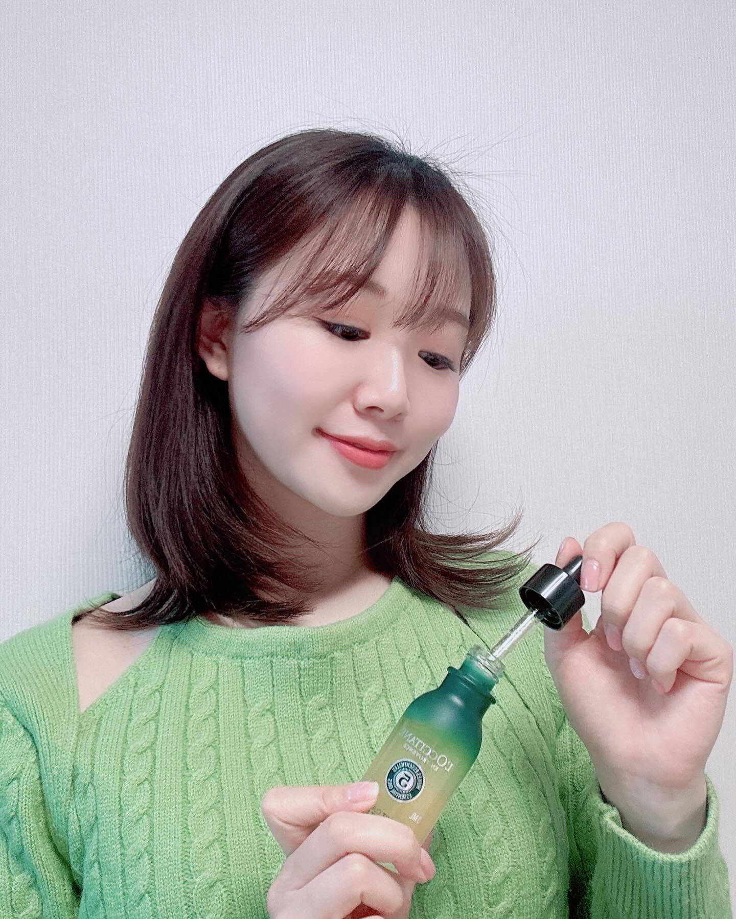 #광고 loccitanekorea 

피부, 모발케어 핵심은 두피 케어가 첫 시작인거 아시나요?

저는 잦은 염색으로 두피가 많이 민감해진 상태인데 머리도 기르는 중이라 두피, 모발 관리를 위해 록시땅 스칼프나이트세럼 사용하고 있어요💚

저녁에 헤어라인 따라 7-8방울 도포하고 마사지 해주면 은은한 에센셜 오일 향이나 힐링하는 느낌이고, 두피에 영양을 채워져서 머리카락도 덜 빠지는 느낌이에요! 흡수 빠르고 떡지거나 끈적임 없어서 새로운 두피케어 제품으로 추천해용ㅎㅎ 3/4일 출시되는 록시땅 SOS 스칼프 세럼(Save Our Scalp) 많관부 :)

#록시땅 #록시땅헤어 #스칼프나이트세럼 #SOS스칼프세럼 #두피강화세럼 #두피관리 #두피케어 #헤어케어 #싱글즈 #인품사