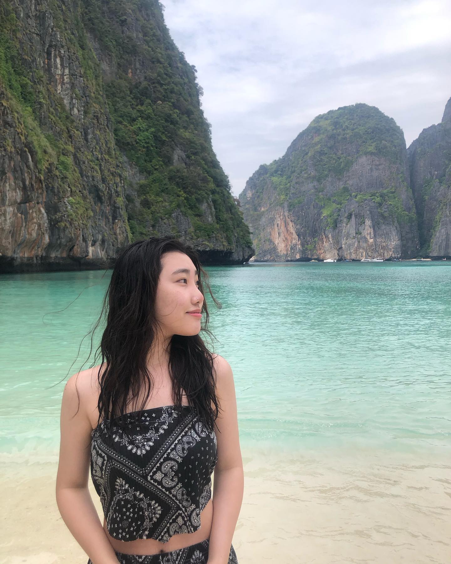 🖼️🚤🌊🌴