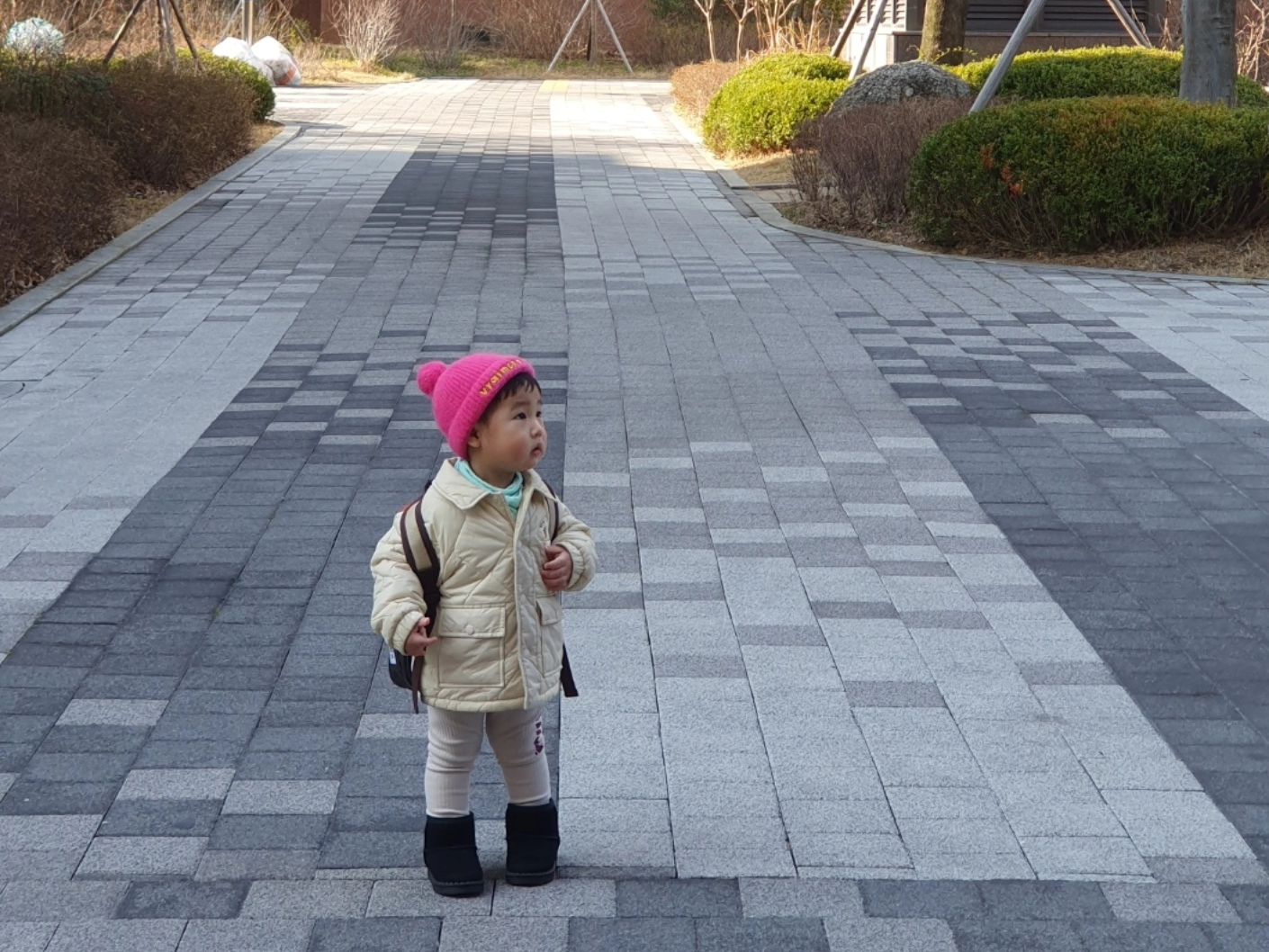 우리 호감이 많이 컸다 하며 생각하다가 가끔
조금 떨어진 거리에서 호감이를 바라볼 때 새삼 아직 아기라는 걸 깨닫는다.
그 공간에서 너무나 작은 몸으로 뽀작뽀작 걷는 모습이 참 작다.
늘 다니던 길인데 이 길을 하원 하는 준서의 발걸음은 얼마나 즐거울까?