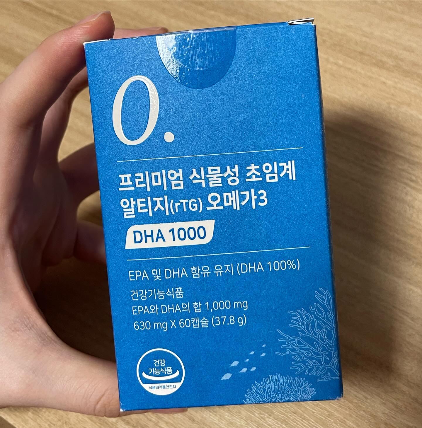 #제품제공 받아 조리원에도 챙겨온 #임산부오메가3 #식물성오메가3 

엽산이랑 철분제, 비타민d 다음으로 꼭 챙겨먹는 #임산부영양제 !!!
DHA함량 100%를 꼭 보고 드셔야해요😆
다온이 순무시절 두뇌발달이랑 시각형성, 신경계 발달에 도움을 준다해서 머리털나고 처음으로 꾸준히 챙겨먹었답니당!!

태아성장을 위한 DHA는 오로지 엄마에게서만 나오기때문에 집중해서 꼭 드셔주셔야해요!!
이때 어류는 중금속이랑 환경호르몬 위험이 높아 조심해야해서 꼭 식물성으로 드셔야한다는 점✔️ 체크하세요

믿고먹는 뉴트리모어는 DHA함량이 100%로 총 1000mg를 가지고 있어요~
또 임산부, 수유부 모두 안전하게 먹을 수 있는 비건인증 받은 제품이라는 점!
비건이라해도 비린내가 날 수 있는데 전혀 그렇지 않답니다!
또 알이 작아서 삼키기 쉽고, 개별포장되어있어서 가지고 다니기도 굿🫶🏻
패키지까지 친환경이라 더 좋은 영양제 같이 챙겨먹어요!

#뉴트리모어 #오메가3 #알티지오메가3 #오메가3효능 #RTG오메가3 #초임계알티지오메가3 #오메가3추천 #식물성알티지오메가3 #알티지오 메가3추천