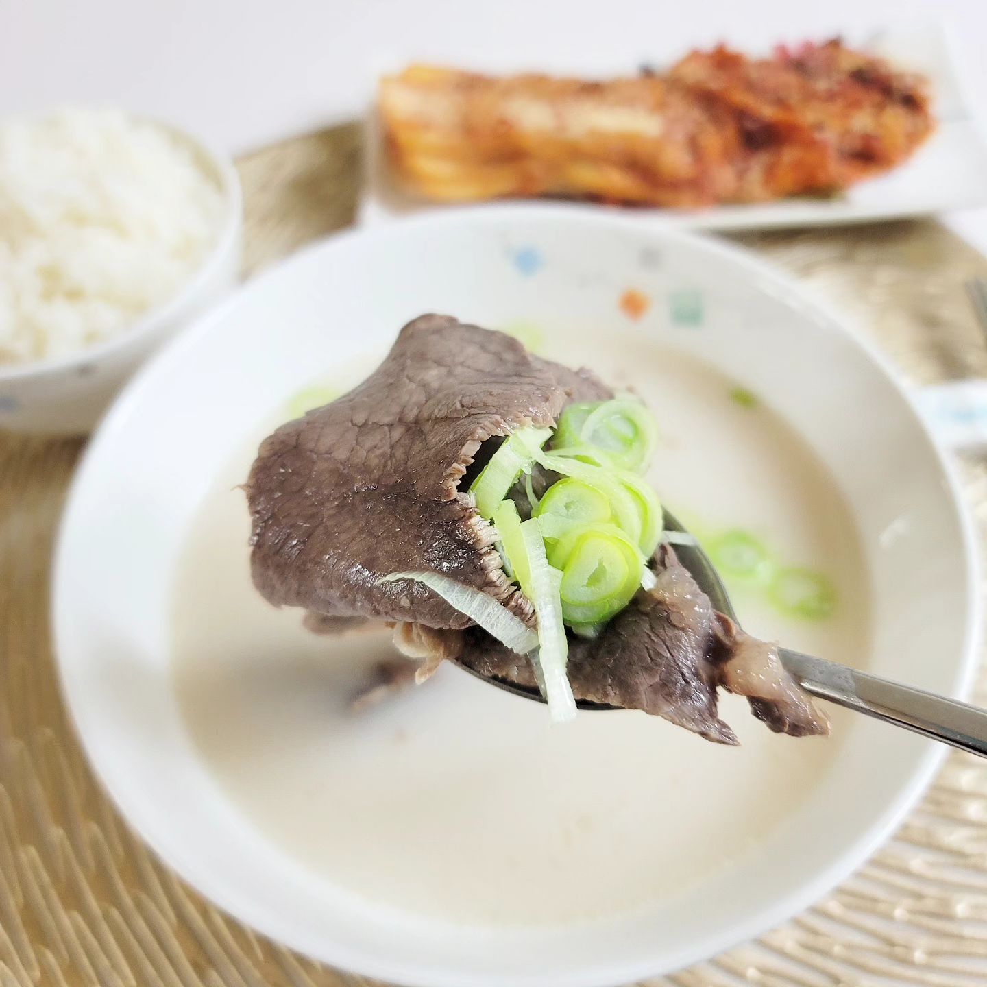 #협찬  kukjefood_official

한우 곰국&곰탕 제대로 먹을 줄 아는 초딩 아들!!🤭

은근 까다로운 입이라 진한 맛까지 찾아내기에
늘 시어머니께 부탁드려 만들어 먹었는데..
조리 과정의 힘듦을 알기에 이젠 부탁하기 넘넘
죄송스럽더라구요!!🥺

16시간 이상 정성으로 푹 끊여 만들어 진한 맛을
느낄수 있는 "[국제식품] 곰국&곰탕"

울  아들 숟가락 한번 놓지도 않고 넘 맛나게 먹네요!!

집에서 직접 끊여 만든 듯한 구수함과 한우 곰탕속에 
들어 있는 고기까지 입에서 녹아요~ 녹아~~🤤

국제식품 인터넷쇼핑몰에서 구입시 신규회원 혜택
 (적립금 3,000원, 무료배송 쿠폰)이 가득하니~
이제 편하게 주문해서 먹을렵니다!!

"국제식품" 나만의 맛집으로 찜콩~😍

#협찬 #국제식품 #즉석국 #즉석탕 #간편식 #간편조리식 #한우곰탕 #한우곰국 #초원농원 #겨울철별미 #한우사골 #국내산한우 #국물요리 #곰탕 #곰국 #사골국물 #사골육수 #사골곰탕