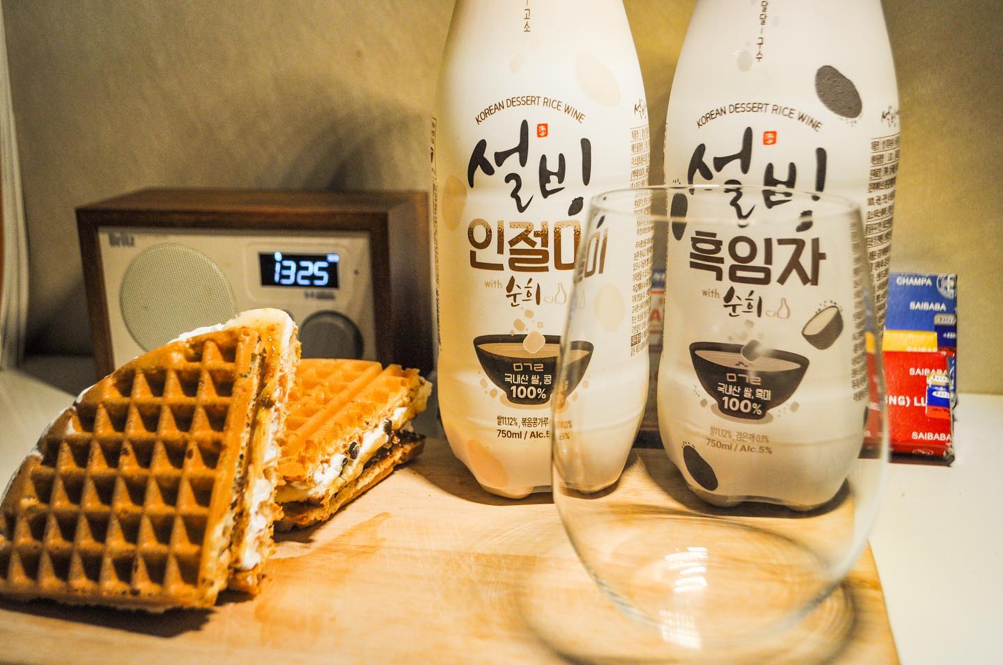 대동여주도 체험단에 선정되어 제품제공 받았습니다.

#보해양조 #설빙 #대동여주도 

📌설빙 인절미순희 인절미
750ml | alc 5%

뚜껑을 따면 고소한 인절미 향이 가볍게 코를 치고 지나간다. 
맛은 설빙 인절미빙수가 녹았는데 연유를 넣지 않은 맛에 가깝게 느껴졌다.
평소 막걸리가 무겁게 느껴져서 먹지 않는 사람들한테 추천하고 싶다. 일반적인 막걸리보다 묽은 편이며 지나치지 않은 가벼운 탄산감과 가벼운 바디감을 가지고 있는 것 같다.

📌설빙 인절미순희 흑임자
750ml | alc 5%

신제품 흑임자 순희는 100% 국내산 쌀과 흑미를 사용해 만들었다고 한다. 
흑임자 맛을 좋아하는 사람들은 좋아할 것 같은 맛과 향이다. 인절미 버전과 비슷한 가벼운 탄산감과 가벼운 바디감을 가지고 있다. 입문자들을 위해서 일부러 이렇게 만든 것 같은 느낌이다. 막걸리 보다는 흑임자 맛 음료에 가까운 느낌이다.
장기 저온 파스퇴르 공법으로 유통기한이 1년이라서 혼술하시는 분들께 추천 하고 싶다. 

📍
보해양조와 설빙이 협업을 하여 나온 막걸리들 이며 두 제품 모두 호불호가 거의 없는 느낌의 탄산감 바디감 목넘김을 가지고 있는 것 같다. 설빙 인절미 순희는 작년 4월 첫출시 2주 만에 홈플러스 막걸리 매출 1위를 기록했다고 한다. 

개인적으로 양념육 또는 식사할때 보다는 간단한 다과와 페어링하면 정말 잘 어울리는 것 같다. 음료가 독단적으로 캐릭터가 강렬하지 않아서 다른 음식들과 두루두루 잘 어울린다.

📌#홈플러스 에서 판매 중