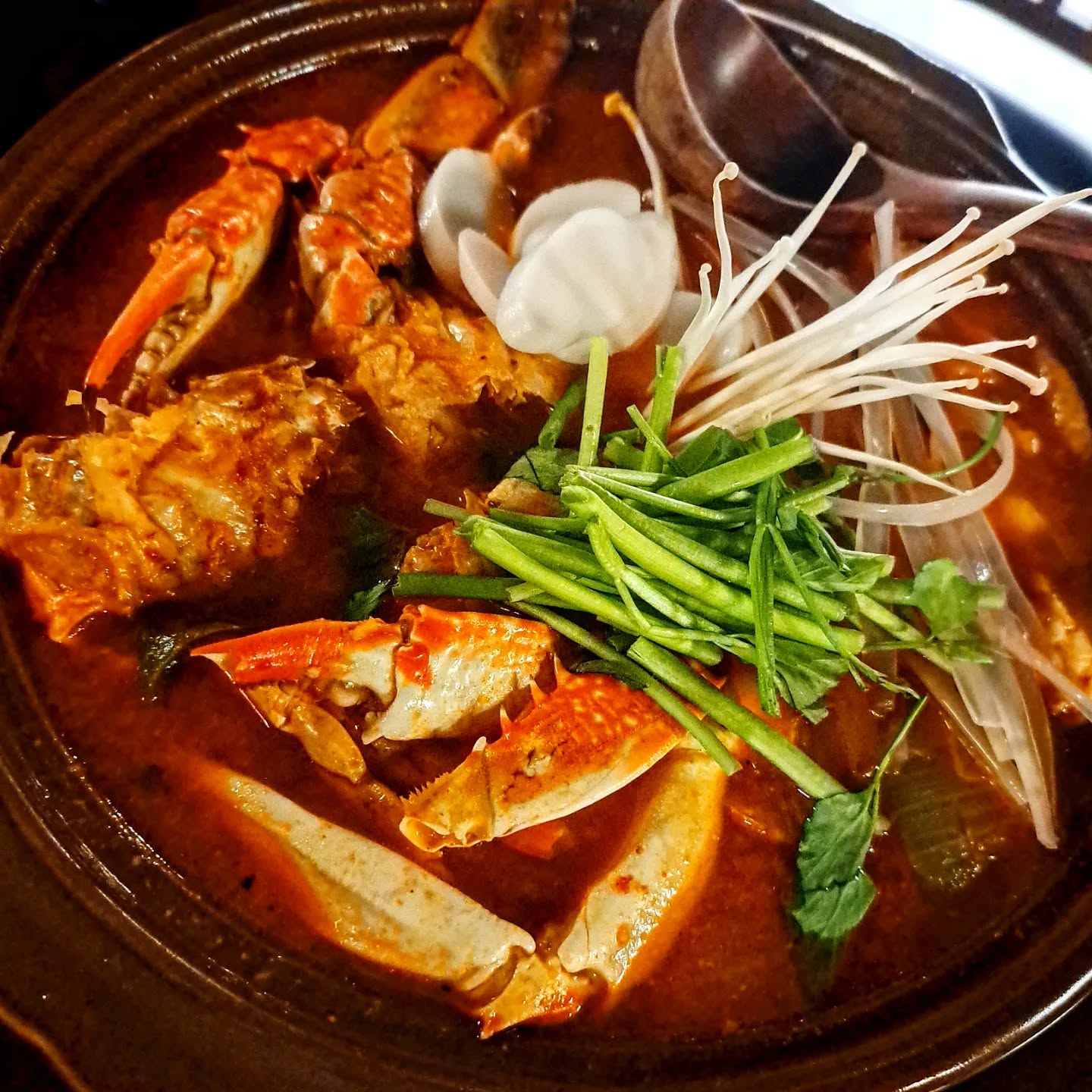 꽃도리탕이 맛있는 잠실새내 술집 <부엉이산장 잠실새내점>
꽃게와 닭도리탕이 만난 요새 완전 핫한 메뉴인 꽃도리탕 먹고왔어요!

부엉이산장에는 닭도리탕, 곱도리탕, 꽃도리탕과 함께 다른 다양한 안주들과 술들이 많이 있는데 분위기도 진짜 멋지고 따뜻한 산장같고 넘 좋았어요

모든 메뉴가 수제로 그때 그때 만들어서 맛과 퀄리티가 아주 좋고 비주얼도 너무 좋아요

꽃도리탕은 부엉이산장 특제소스로 만들어진 닭도리탕과 꽃게를 함께 담아 매콤칼칼한 국물이 일품인 메뉴인데 큼직한 꽃게가 잔뜩들어있어서 국물맛이 정말 엄청나요

여기에 참치마요주먹밥을 추가해서 함께 먹었는데 너무 꿀맛이고 밥이랑 너무 잘어울려서 공기밥도 추가해서 먹었어요ㅋㅋ

술은 복분자 하이볼을 먹어봤는데 복분자 맛이 진하고 맛있어서 안주랑도 잘 어울리고 쓴맛없이 맛있게 잘 먹고 취하고왔어요

위치
서울 송파구 잠실동 189-131층 부엉이산장 잠실새내점
.
.
.
#부엉이산장 #잠실새내역술집 #잠실새내술집 #잠실새내맛집 #잠실새내역맛집 #잠실새내전집 #잠실새내역전집 #잠실새내막걸리 #잠실새내역막걸리 #부엉이산장잠실새내점 #꽃도리탕 #곱도리탕 #닭도리탕 #먹스타그램 #먹스타 #먹팔 #먹팔맞팔 #먹팔해요 #먹스타맞팔 #먹스타소통 #좋아요반사 #좋반 #좋아요테러 #데이트코스 #likeforlikes #맛집추천 #맛집스타그램 #맛스타그램