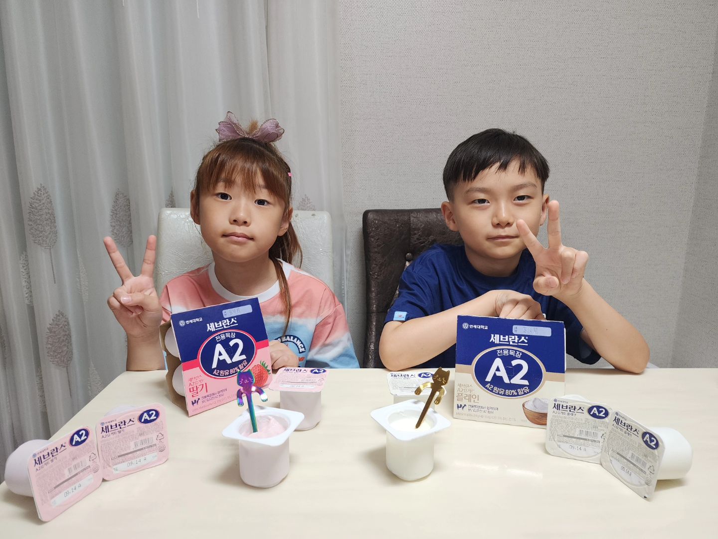 #협찬
.
.
요즘 우리 남매가 매일매일 챙기는
#연세대학교 #세브란스A2요거트
진하고 부드러워 맛있는 #요거트 인지라
매일 챙겨먹고 있네요 ㅎㅎㅎ
.
.
원래 우유도 #A2우유 를 챙겨먹고 있던터라
A2우유, A2프로틴에 이어
신제품 #A2요거트 가 나왔기에 들여줬는데,
처음 먹어보고 뿅 반한 남매~~
.
다른 요거트와 뭐가 다른지 찾아보니
세브란스 A2요거트는
별도 유전형질 검사를 통해 전소를 판별 후 분리집유한
A2원유를 무려 80% 함유하였답니다!.
그래서 더 진하고 더 부드러운 것이 특징!!.
진하지만 부드러우니 목넘김도 굿굿!.
게다가 프로바이오틱스 유산균도 들어있고~
완전 든든하다 든든해~~
무라벨용기인지라 분리배출이 쉬운 것도 칭찬해~~
.
.
아이들이 너무 맛있게 먹기에
저도 먹어보니 고소하면서 담백하고~
너무 달지도 않고, 뒷맛도 깔끔해서
진짜 딱 제 스타일이더라구요 ㅎㅎ👍
.
담백한 맛이 필요할 때는 플레인을!.
새콤달콤함이 필요할 때는 딸기맛을!.
골라 먹을 수 있어 굿굿~
우리 아이들 #영양간식 으로 딱이죠? ㅎㅎㅎ
.
.
⭐️참고로, 세브란스 A2요거트는
홈플러스에서 만나볼 수 있으니
가까운 홈플러스로 방문해보세요^^
.
.
#연세유업 #연세우유 #세브란스A2 #연세A2 #A2프로틴 #세브란스A2우유 #요거트추천 #아기요거트 #떠먹는요거트 #아이간식 yonsei_dairy_official