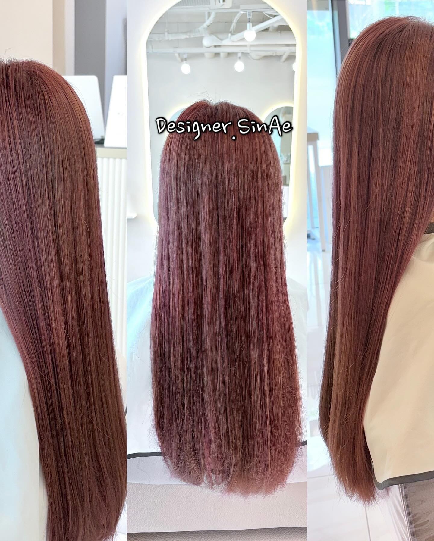 #💈
.
.
안녕하세요 디자이너 신애입니다

긴머리의 예쁜 고객님께서 #딥레드 염색을 하기위해 방문하셨습니다😊
상담끝에 #바이올렛레드 로 염색하기로 하였으나
1년전 백금발후 계속 염색을 하시다보니 카키빛으로 많이 빠지신 상태이셔서
카키빛을 중화시키기위해 #레드 를 좀더 섞었답니다👍

모발이 손상때문에 엉키고 걸리고 해서 빗질이 힘들었지만
결과적으로는 고객님과 만족스러웠습니다🤗

여러분들이 보시기에 어떤가요? 예쁜가여?🥰
.
.
충분한 상담을 통해 고객님의 원하시는 니즈에 맞춰
디자인 해드리겠습니다. 🎁

"그대가 있기에 내가 있고,내가 있기에 그대가 있다"
🌳휴식처같은 공간 | 기분좋은 하루가 되길