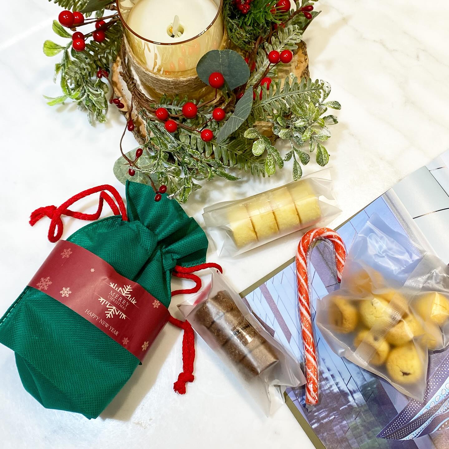 연말 다가오고 있다 보니 크리스마스 분위기 낭낭하게 즐기고 싶어질 때가 많은데요 🎄
아이디어스에서 제주 쿠키를 택배로 주문할수 있길래 기대 가득하는 마음으로 주문해봤어요

✅소드락이 산타의 선물보따리
-이름부터 진짜 사랑스럽지 않나요 🫶
-레드, 그린 두가지 컬러의 패키지가 있고 패키지 안에는 쿠키가 넉넉히 들어있어요 💚
-크리스마스 하면 딱, 생각 나는 캔디케인 까지 들어있어서 선물하기 딱 🍭

쿠키는 부드러우면서 은은한 달콤함이 느껴져서 커피하고 먹기에도 딱이라는 생각!
다음주에 제주도 스냅 촬영하러 가는데 미리 제주의 디저트 맛보며 힐링할 수 있어서 더 좋았어요 🥰
특별한 크리스마스의 맛있는 선물로 추천해요 🤶🌲
#제주디저트 #소드락 #제주수제쿠키 #foodstagram #간식 #디저트 #제주도 #크리스마스 #크리스마스쿠키 #크리스마스케이크 #먹스타그램
