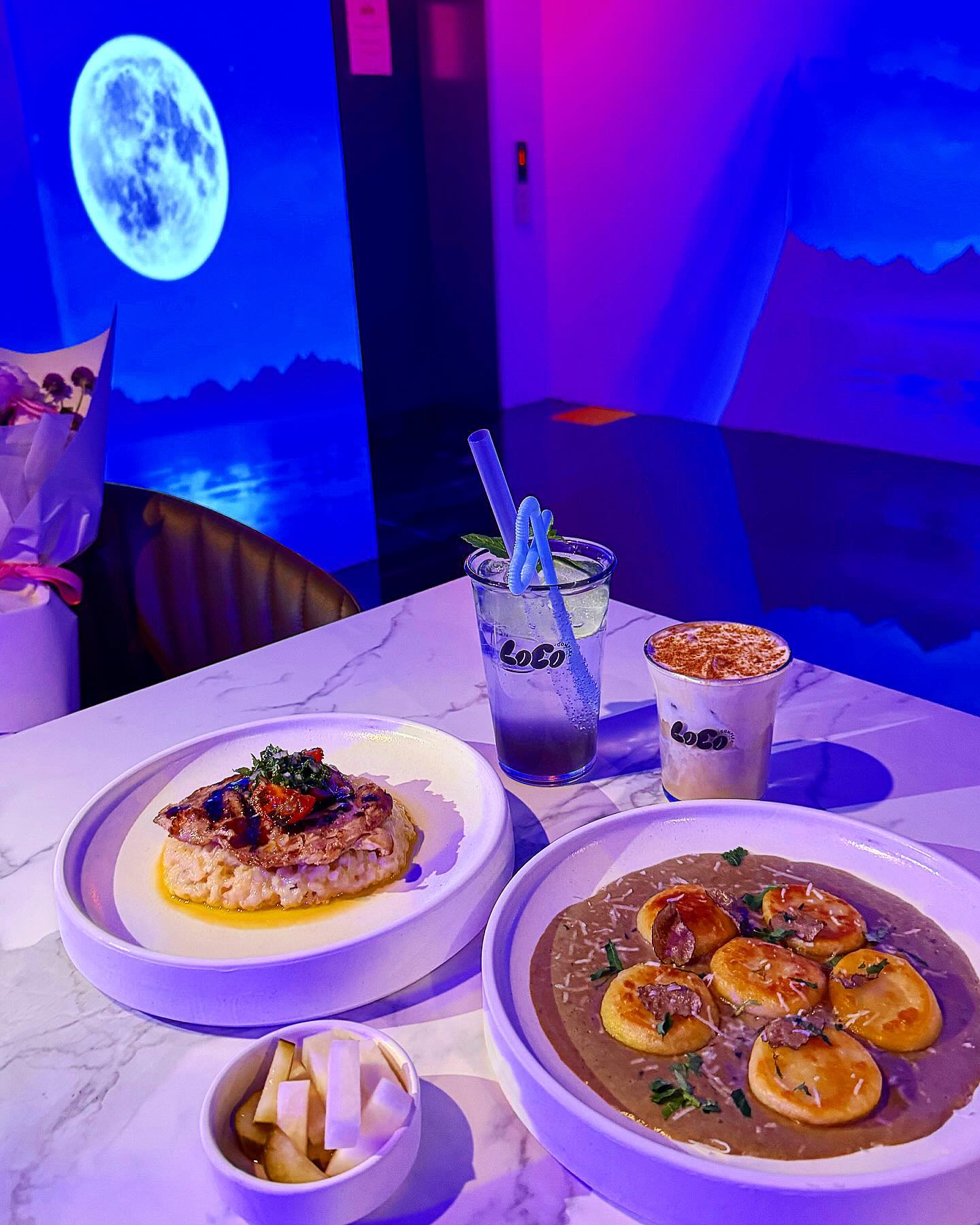 #협찬 lococomplex

압구정로데오역에서 아주 가까운 브런치 맛집
“로코컴플렉스” 다녀왔습니다-

거의 건물을 새로 지을 정도의 인테리어가 진행된!-
1층,2층이 포인트와 느낌이 다른 분위기 인테리어를
지니고 있습니다- 

펍느낌과 led연출을 통한 세련되고 분위기 있는 
무드의 라운지와 안쪽에 led모닥불을 통한 
서울 근교 글램핑을 온 것 같은 느낌을 지닌 
힙한 야외 마당 라운지가 1층에 위치하고 있고- 

2층은 전면 빔프로젝트 효과로 몽환적이고- 
우주느낌의 무드를 즐기며-술과 음식을 즐기는
라운지 공간으로 준비되어있습니다-

3층은 ”바일라“  4층은 루프탑 ”옥상“ 

로코컴플렉스는 압구정 분위기에 제대로 
어울리는 브런치 앤 라운지펍입니다-

🍄🥔 트러플 크림 뇨끼
🍗🍛 치킨 크림 리조또
☕️☕️ 로코 커피
🥤🍹로코 에이드

트러플오일의 풍미와 쫀득한 뇨끼의 조합!-
고소한 크림소스도 풍미를 더해줍니다!-

부드러운 치킨과 크림의 만남으로-
감칠맛나고, 든든한 크림 리조또입니다-

음식 뿐 아니라 커피 등의 카페 메뉴도
있고, 여러 주류들 등 다양한 음식과 음료들이
있습니다!-

로코만의 커피와 에이드도 먹어봤습니다-
시나몬향과 은은하면서 부드러운 커피
달콤시원한 에이드-
카페로 즐기기에도 좋은 로코컴플렉스네요!-

요즘 인기 있는 cctv 항공 샷!이 가능한!-
Don’t lxxl up 의 촬영기기가 2층에 있습니다!-
친구들과 인생샷  남겨보세요!-

다양한 즐거움을 모아둔 복합 문화공간이네요!-

낮에는 브런치 저녁엔 요리주점, 펍으로도
모두 가능한!- 압구정에 꼭 필요한 
로코 컴플렉스였습니다-

📍 서울 강남구 압구정로50길 13
  1,2충 “로코컴플렉스” 
⏱️ 일-목  10:00 - 02:00
  금-토  10:00 - 05:00

** 알코올은 발암물질로 지나친 음주는 간암, 위암
  등을 일으킵니다. 임신 중 음주는 기형아 출생
  위험을 높입니다.**

#압구정맛집#압구정로데오#로코컴플렉스#압구정로데오맛집
#압구정로데오역맛집#라운지#베일라#oksang#테라스#루프탑
#뮤직바#압구정로데오브런치#리뷰진