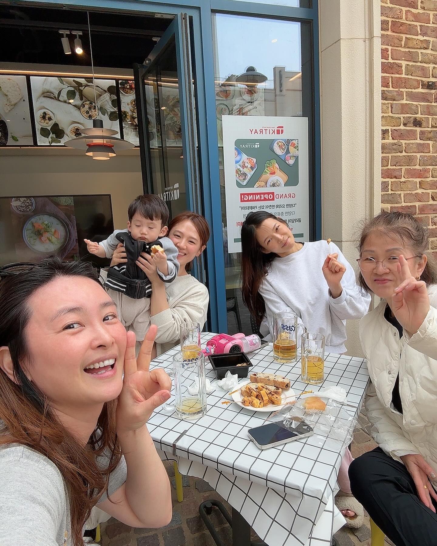 #선거일

쉬는날은 동네마실🤍

낮맥은 덤

몇잔 먹은게나…한잔이 두잔되고 두잔이 세잔되고 😬

몰랑 오늘은 마셔🙃

율이 낮잠은 건너뚸고, 
이른 육퇴 기대하며(므흣)

*윙크는 입 고장이 제맛

#소띠맘스타그램
