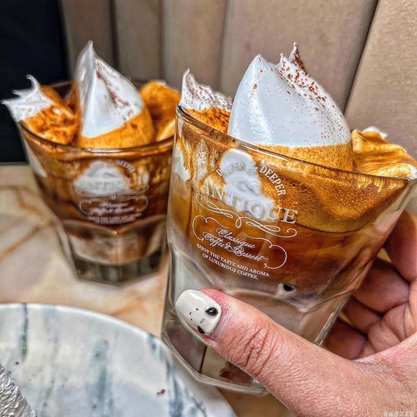 #앤티크커피잠실점 
“쬰쬰한 크림라떼로 잠실 정복한 곳”
⠀
쬰쬰한 크림이 가득 올라간 더티앤크림으로 잠실 정복한 앤티크커피에요❤️‍🔥 유럽에 온듯 앤틱하고 고풍스러운 인테리어에 시선이 사로잡히더라구요🫶🏻
⠀
시그니처메뉴인 더티앤크림은 달달쬰쬰한 크림이 포인트인데 크림 먼저 떠먹고 커피랑 같이 마시면 하루의 스트레스가 날아가는 맛✨
⠀
케이크, 스콘, 타르트등등 디저트류도 다양한데 하나같이 이뻐서 선물하기도 좋겠더라구요🥹 여기 디저트도 잘하니 여친 데려가주세요🙏🏻
⠀
✅ 서울 송파구 백제고분로41길 21-16 1층 앤티크커피 잠실점
✅ 0507-1355-7017
✅ 매일 10:00 ~ 22:00

#앤티크커피 #송리단길카페 #송리단길데이트 #잠실카페 #잠실데이트 #아인슈페너 #아인슈페너맛집 #석촌호수카페 #석촌호수데이트 #먹팔 #좋아요반사 #짐실맛집 #먹깽_잠실