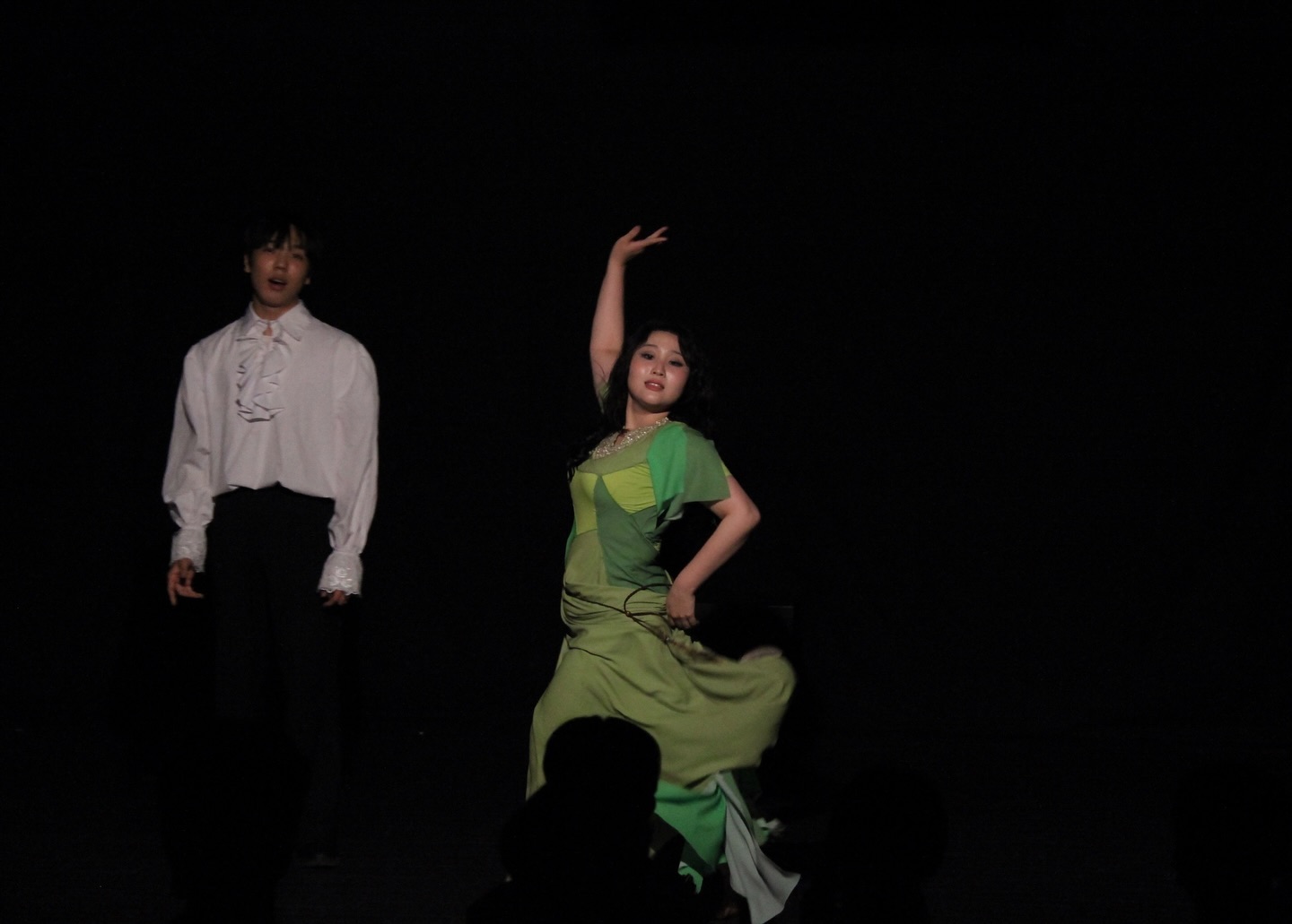 Notre Dame de Paris 🔔

마지막 공연실습인 만큼 욕심이 앞서서 잘 이끌어주지 못했는데
이렇게 멋진 무대를 함께 만들어줘서 너무너무 고마워🤍🤍

입시랑 이것저것 바빴을텐데도 부탁한 부분 잘 만들어와준 hjun._06 
생각해보니까 1,2,3학년 공실에 (베르테르,영웅,노트르담)늘 현준이가 있었어..ㄷㄷㄷ 이정도면 졸업식 때 공실 개근상 만들어줘야겠다.. 우리 현준이는 점점 멋있어진다~~ 우리 입시 힘내서 1지망 가자!!🥲🤍
damlmad 정신없이 진행하느랴 내가 놓치고 가는 부분이나 필요한 부분을 옆에서 챙겨준 우리 다미~ 옆에서 조언해주는 다미랑 연수 덕분에 포기해야할 부분은 내려놓고 공연의 완성도를 올릴 수 있었어! 바빠서 표현은 못했지만 너무 고마웠어! 많이 아끼고 사랑한다 내새꾸 담다미 🧡  young_a07 집도 먼데 늘 시간맞춰 오느랴 힘들었을 우리 영아.. 늘 열심히 참여해 주고 베일 안무 짜는 데에도 도움 많이 줘서 고마웠어! 너무너무 고생많았고 덕분에 안무 잘 다듬어서 예쁘게 올릴 수 있었어! 이제 다시 영아돌보기 해야지 ㅋㅋㅋㅋㅋ 💕yyxonsu0215 우리 연뜌~ 부족한 팀장 만나서 너무너무 고생했다 ㅜㅠ 요즘 이것저것 힘들어 보이던데.. 우리 연수파덕 힘내!! 선물한 잠옷 잘 입고다니는 것 같아서 뿌듯하더라 ㅋㅋㅋㅋㅋ 사랑한다아 💚 seong_jin08 갑자기 투입되면서 정신없었을텐데 멋지게 프롤로 역을 잘 소화해낸 우리 성진이! 파트는 제일 적지만 책임감 가지고 피드백 잘 반영해오고 늘 시간맞춰서 잘 와줘서 너무너무 고마웠어! 🖤hxxdrxd_ 우리 재원이~ 계속 안무나 동선이 바뀌니까 많이 헷갈렸을 텐데 마음이 급해서 잘 보듬어주지 못한 것 같아 늘 미안했어.. 재원이는 어딜 가서든 잘 해낼거야!! 늘 애정한다 🤎 s._.yoooon 우리 아기물만두 서윤이! 이제 공실연습 없는 건 좋은데 울 귀요미 매일 보기 힘들어져서 아쉽다 ㅠ 이번 공연 준비하면서 서윤이 무용을 많이 못 살려준 것 같아서 너무 아쉽다 ㅠ 예쁜 내새꾸 많이 아낀다!! 🥟 _mountainsun 우리 산이도 너무너무 고생했다 ㅜㅠ 산이랑 연수랑 연습 때마다 툭탁대던 모습이 많이 그립..지는 않을 것 같은데 ㅋㅋㅋㅋㅋ그래도 덕분에 연습하면서 즐거웠다!!