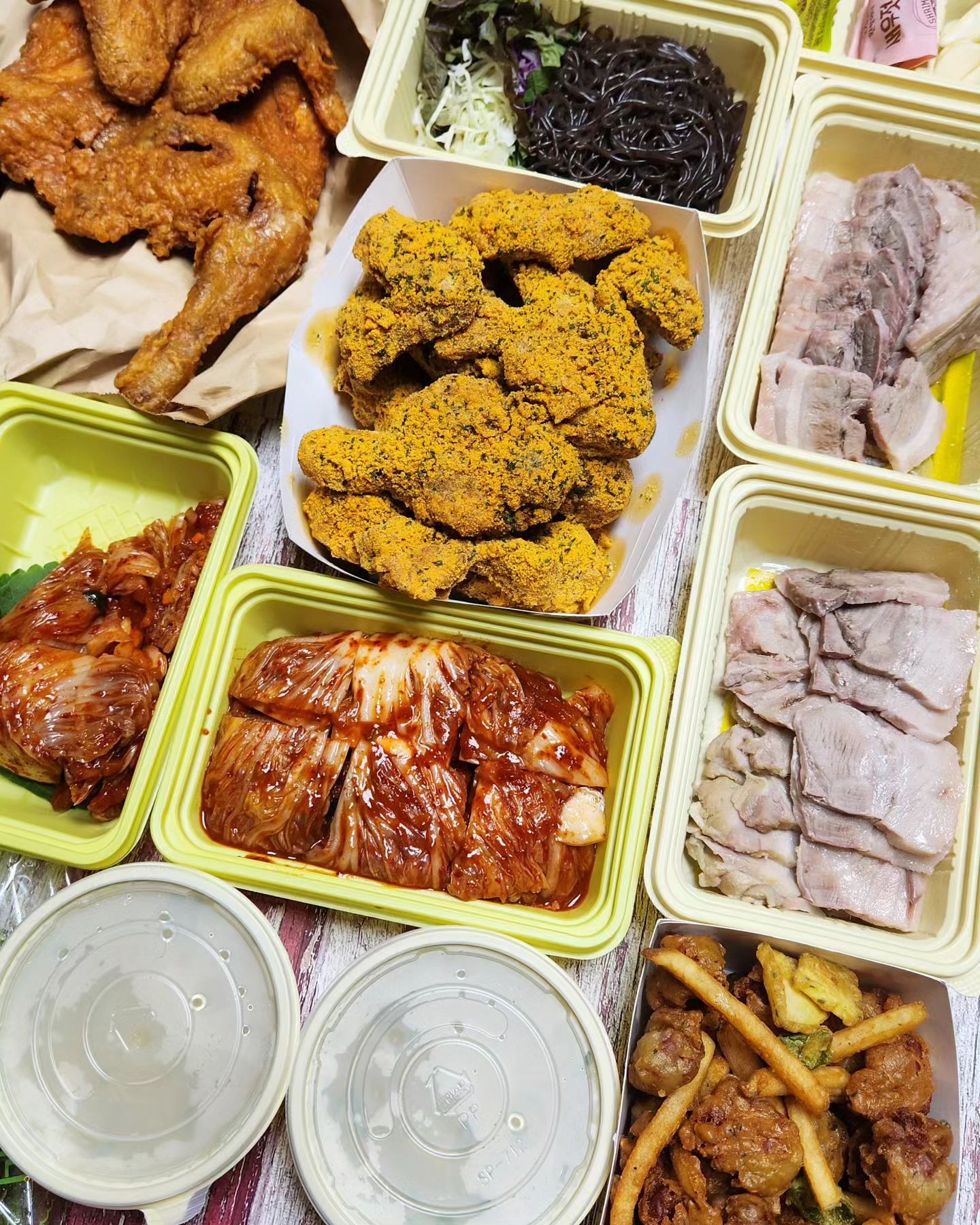 야핏사이클 포인트로 맛나는 저녁먹기~
.
.
2023년도가 얼마남지 않은 것이
느껴지니 서운 할라 그러네요~🥲🥲🥲
.
.
23년 들어서 처음 해본 일이 여러개가
있었는데 그 중 하나가 야핏 사이클이예요~
.
.
운동을 런닝머신으로 바꾸면서 자전거가
다시 빨래건조대로 바뀌려하고 있지만🤣
.
.
20만점이 목표였는데 10만점에서 종료
해야할 것 같아요~~모은 포인트를 현금
처럼 쓸 수 있어서 약 10만원치를~🥰
네이버 페이와 아이들이 좋아하는 뿌링클 
쿠폰으로 바꿨습니다~
.
.
쿠폰으로 구입한 뿌링클과 원할머니 보쌈, 
가마치 통닭으로 차려진 저녁상~ 요 조합 
살쪄도 좋다 싶을 정도로 넘흐 맛있는 조합
이었어요~😍😍😍
.
.
내년에도 이용해볼지는 고민을 해봐야겠지만
열심히 운동하고 보상받아서 좋았어요~😆
.
.
행복한 저녁되셔요~🥰
.
.
#노력에대한보상 #소다일상
#맛있는저녁
