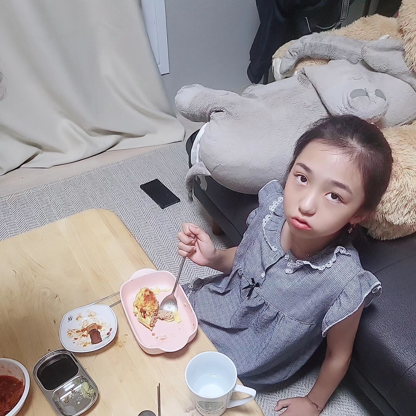 .
👧 엄마 내일은 뭐해줄꺼야?
👩 글쎄~ 떡볶이 해줄까?
👧 아니 떡볶이는 내가 나가서 사먹을께
👩 왜?? 맛이없어???
👧 아니 그런건 아닌데 엄마가 해준건 밖에서 파는 맛이안나
👩 너.. 속세에 찌들었구나?
👧 ????
👩 ...??????
👧 속살에 ✌️(찌)가 들어..?
👩 ???????????????
👧 ✌️찌...?
👩 아니...속살도 아니고..그 ✌️도 아니곸ㅋㅋㅋㅋㅋㅋㅋㅋ

떡볶이가 쏘아올린 나의 작은 ✌️찌..
.
.
.
#갑자기거기서#찌가왜나와#속세에찌든#묵찌빠#갑분✌️#떡볶이가쏘아올린#국어시간#어이가없네ㅋㅋㅋㅋ